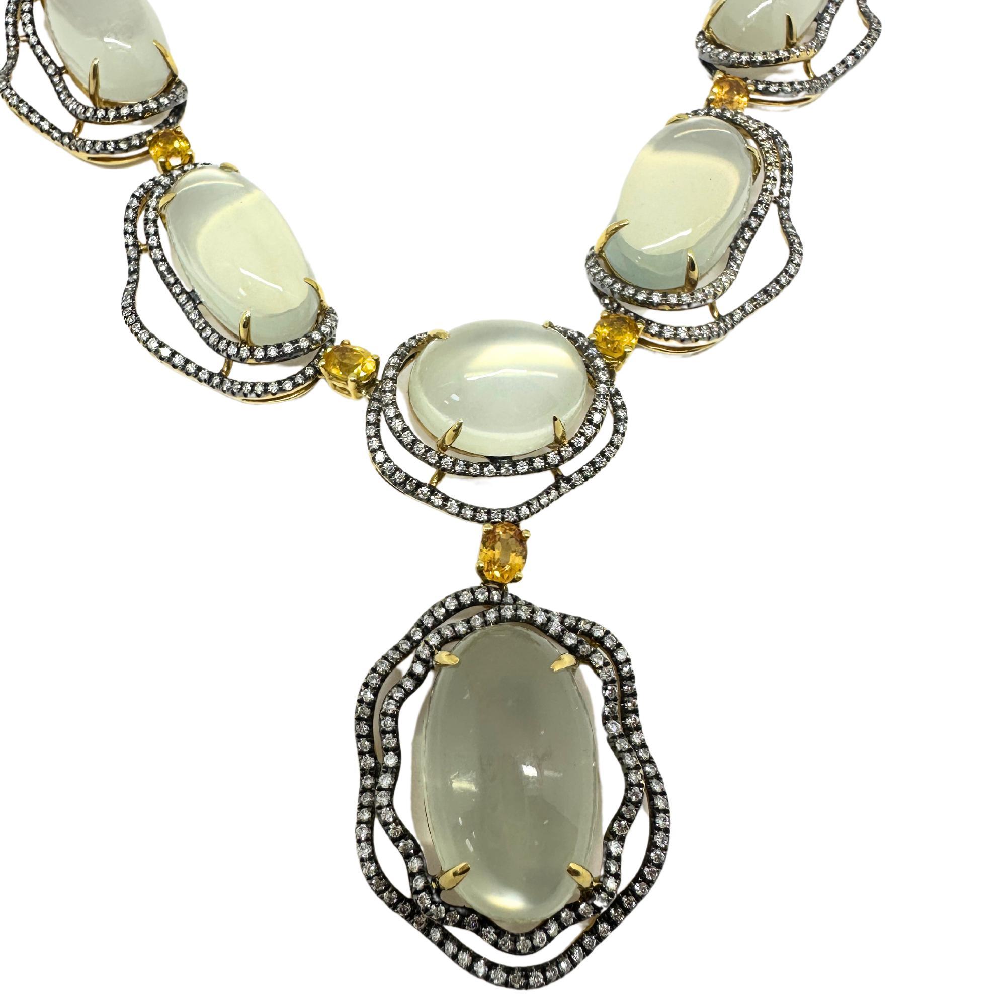 Collana in oro giallo 18K con diamanti, zaffiri gialli e pietre di luna
Condit: In buone condizioni, con qualche lieve usura superficiale dovuta all'età.
Lunghezza: 17,5 pollici di catena
Ciondolo: 1,5 pollici
Marcatura: 