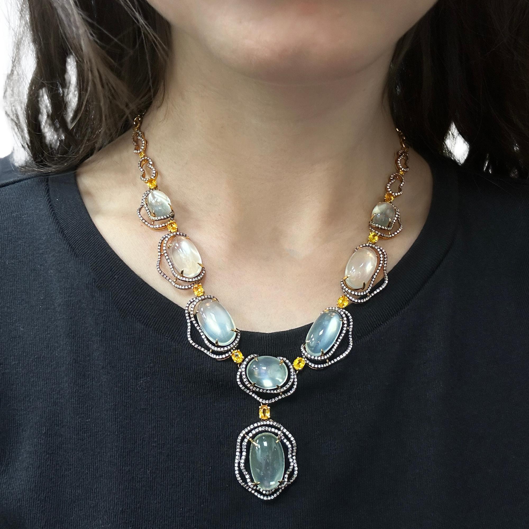 Taglio rotondo Collana in oro giallo 18K con diamanti, zaffiri gialli e pietre di luna in vendita