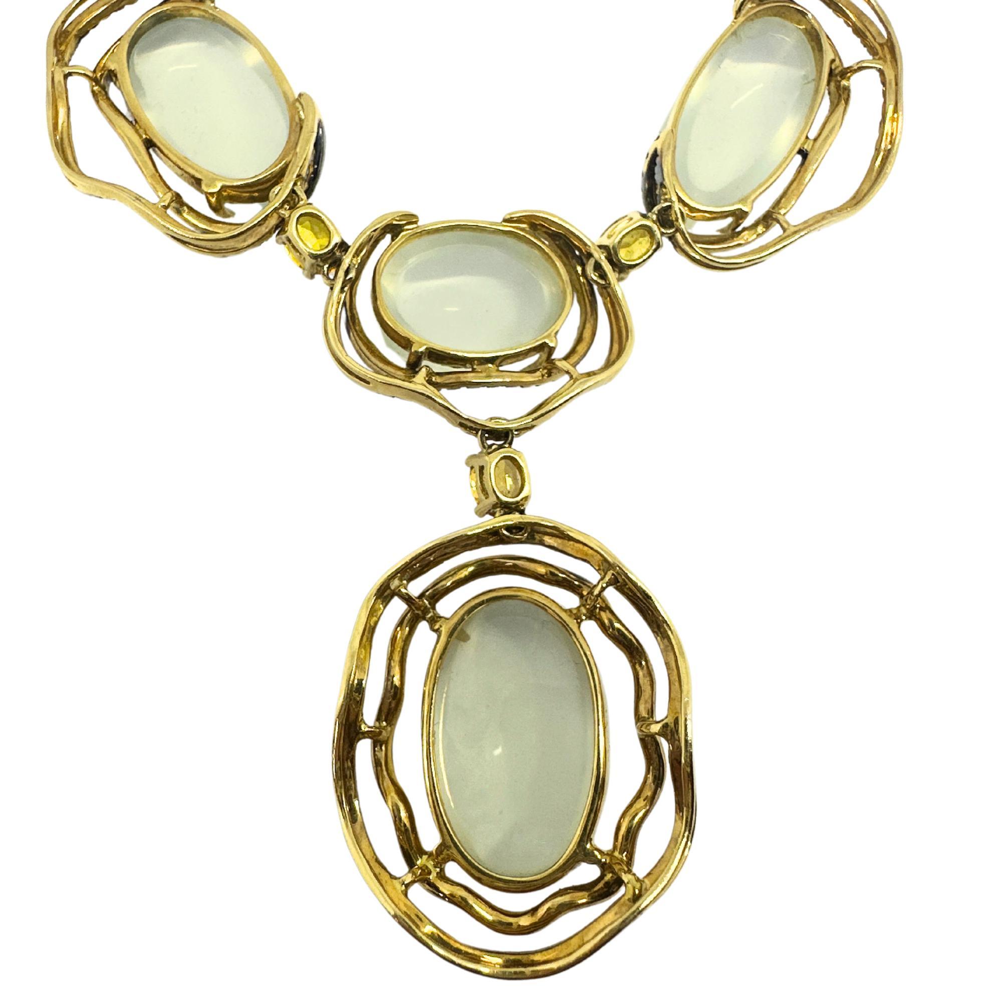 Donna Collana in oro giallo 18K con diamanti, zaffiri gialli e pietre di luna in vendita