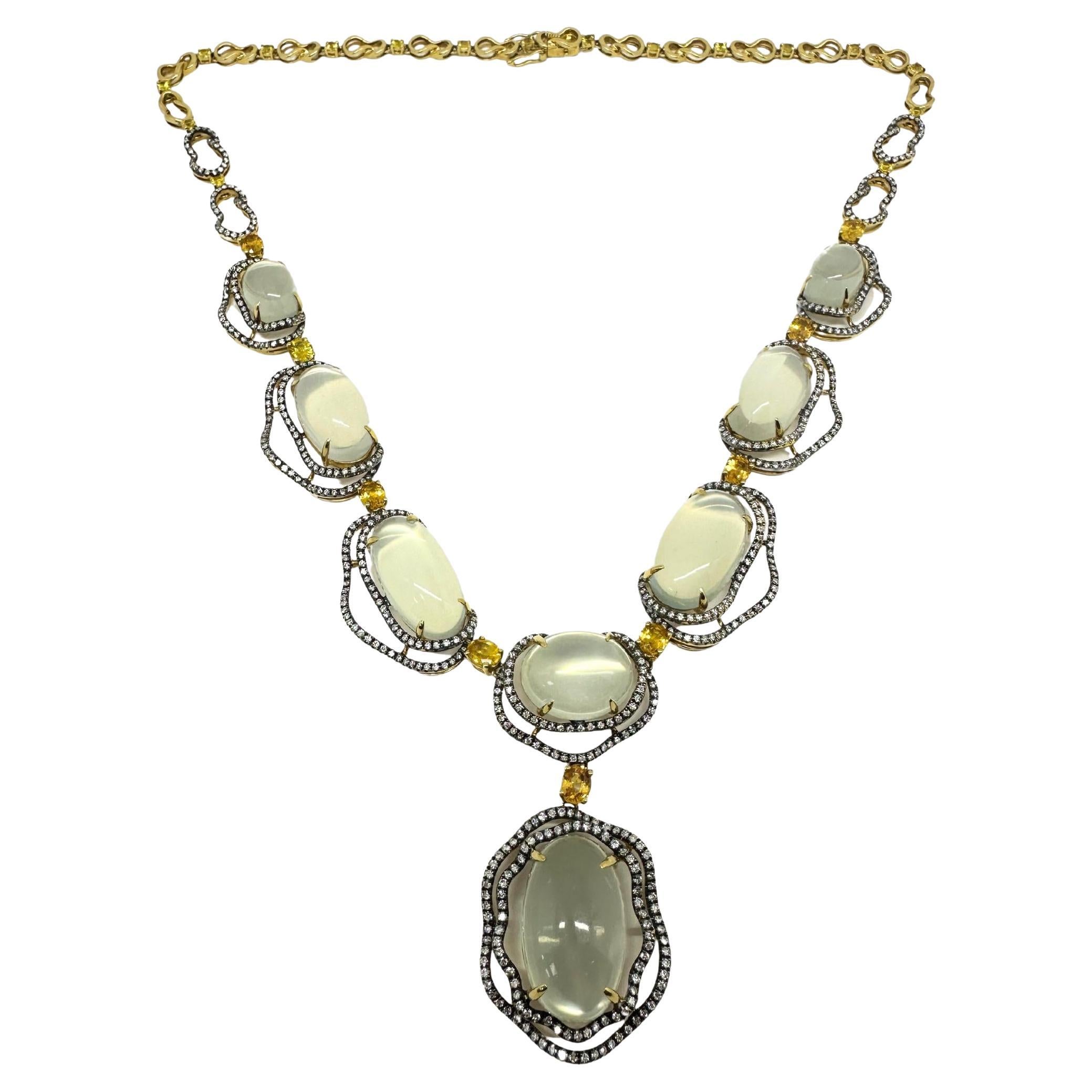 Collar de oro amarillo de 18 quilates con diamantes, zafiro amarillo y piedra lunar