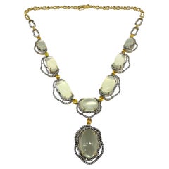Collar de oro amarillo de 18 quilates con diamantes, zafiro amarillo y piedra lunar