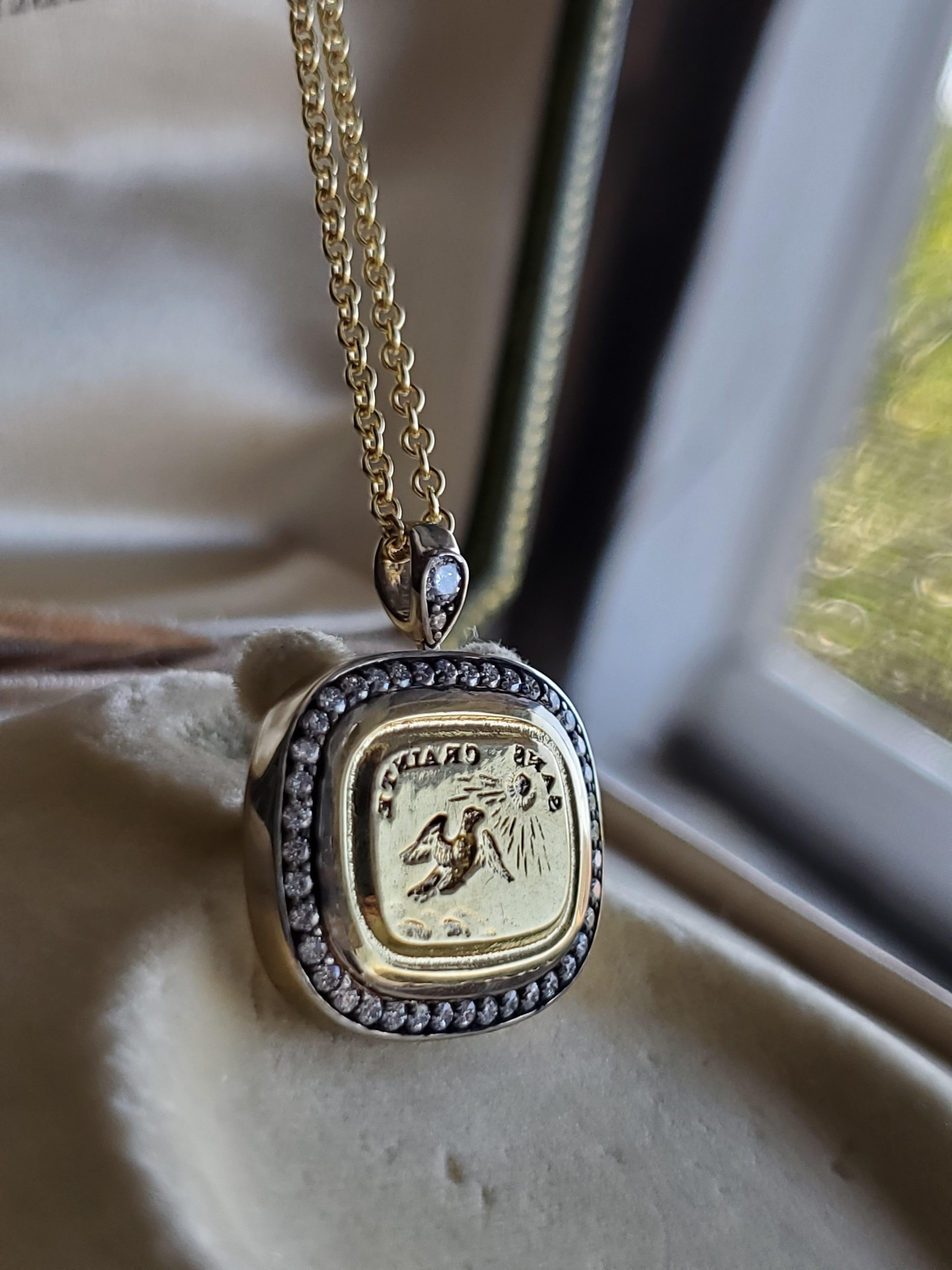 Contemporaneo Ciondolo in oro giallo 18 carati, diamanti e sigillo calcografico antico 