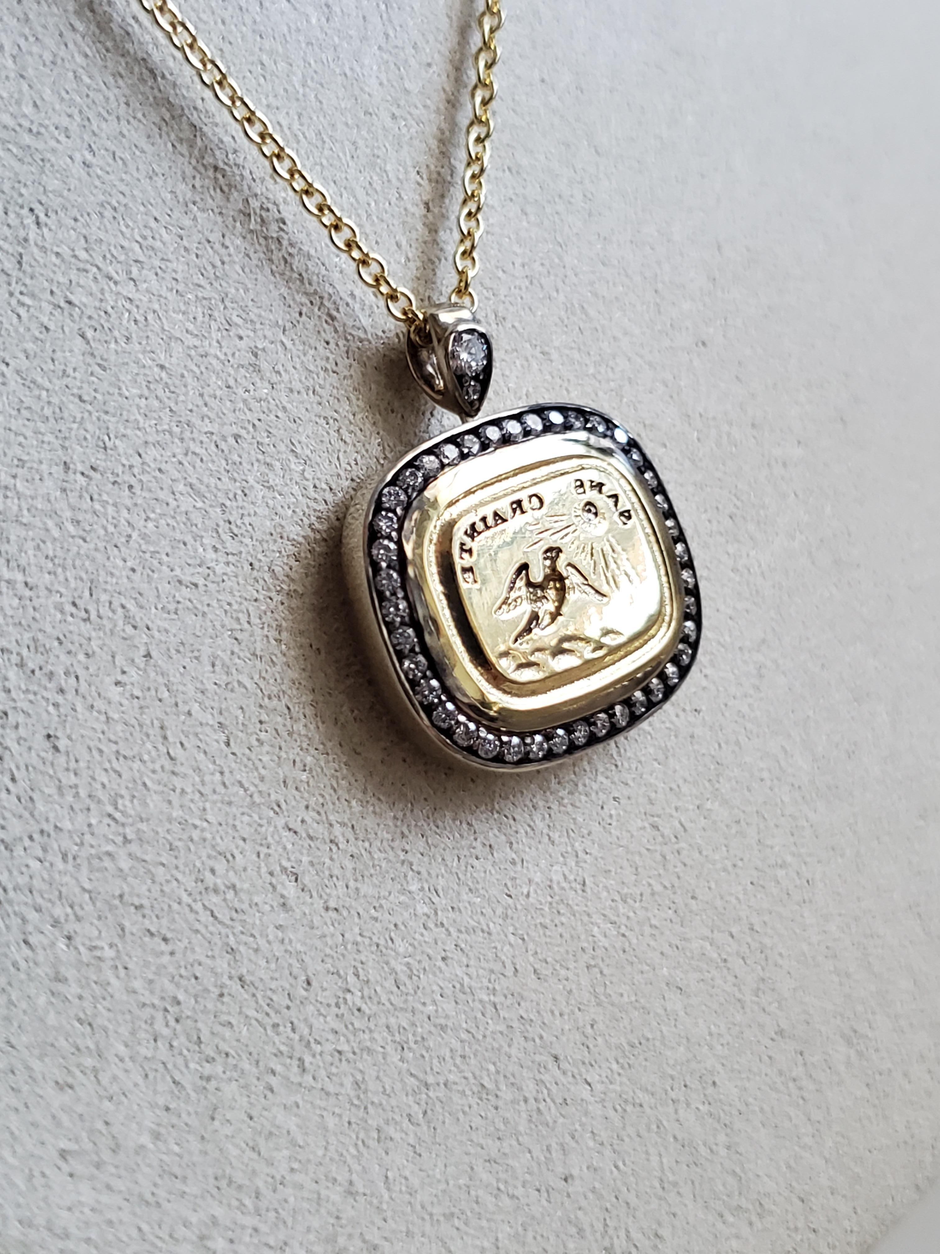 Ciondolo in oro giallo 18 carati, diamanti e sigillo calcografico antico 