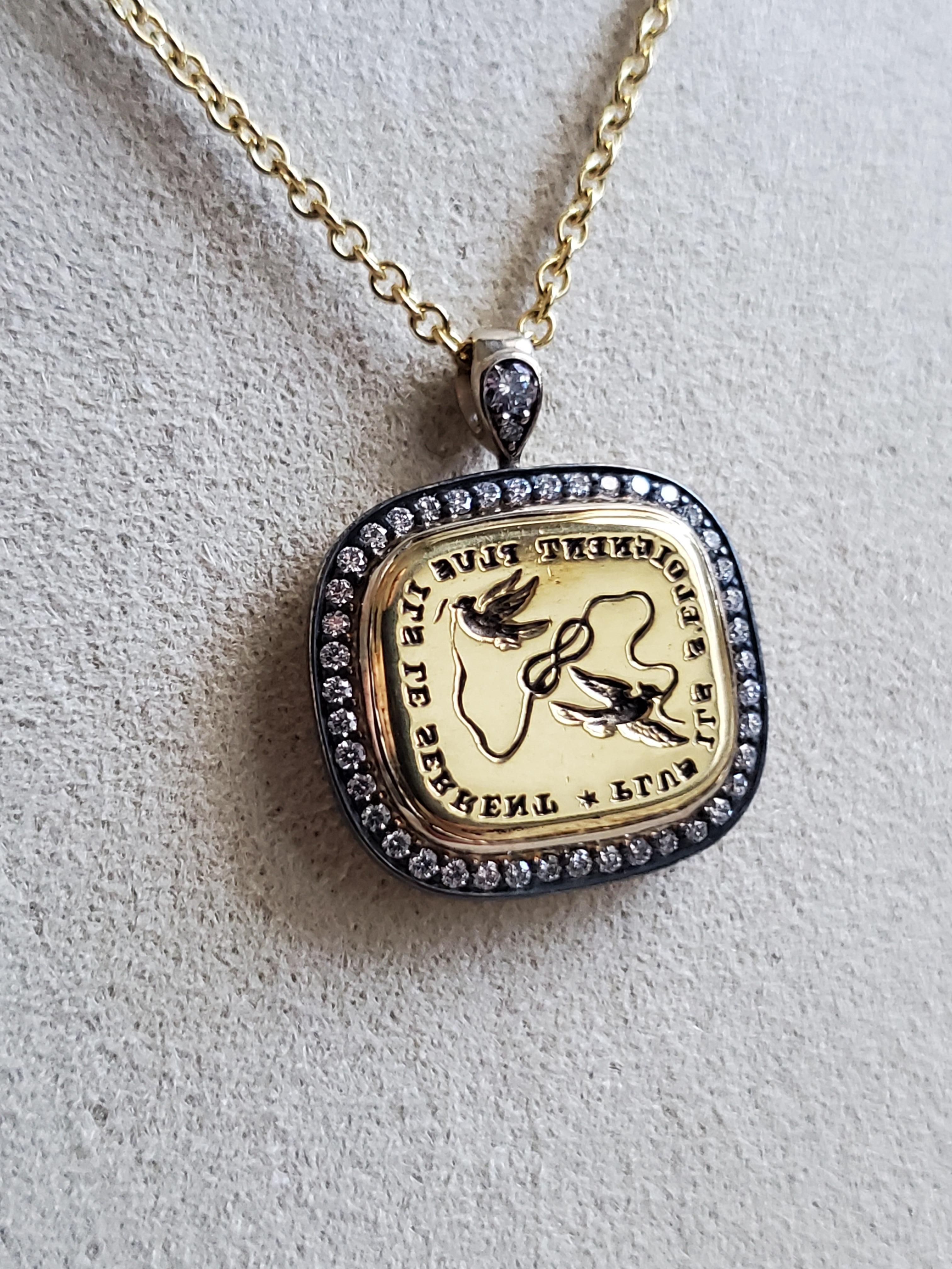 Questo splendido pezzo celebra il bellissimo legame tra due persone. Il motto francese, 