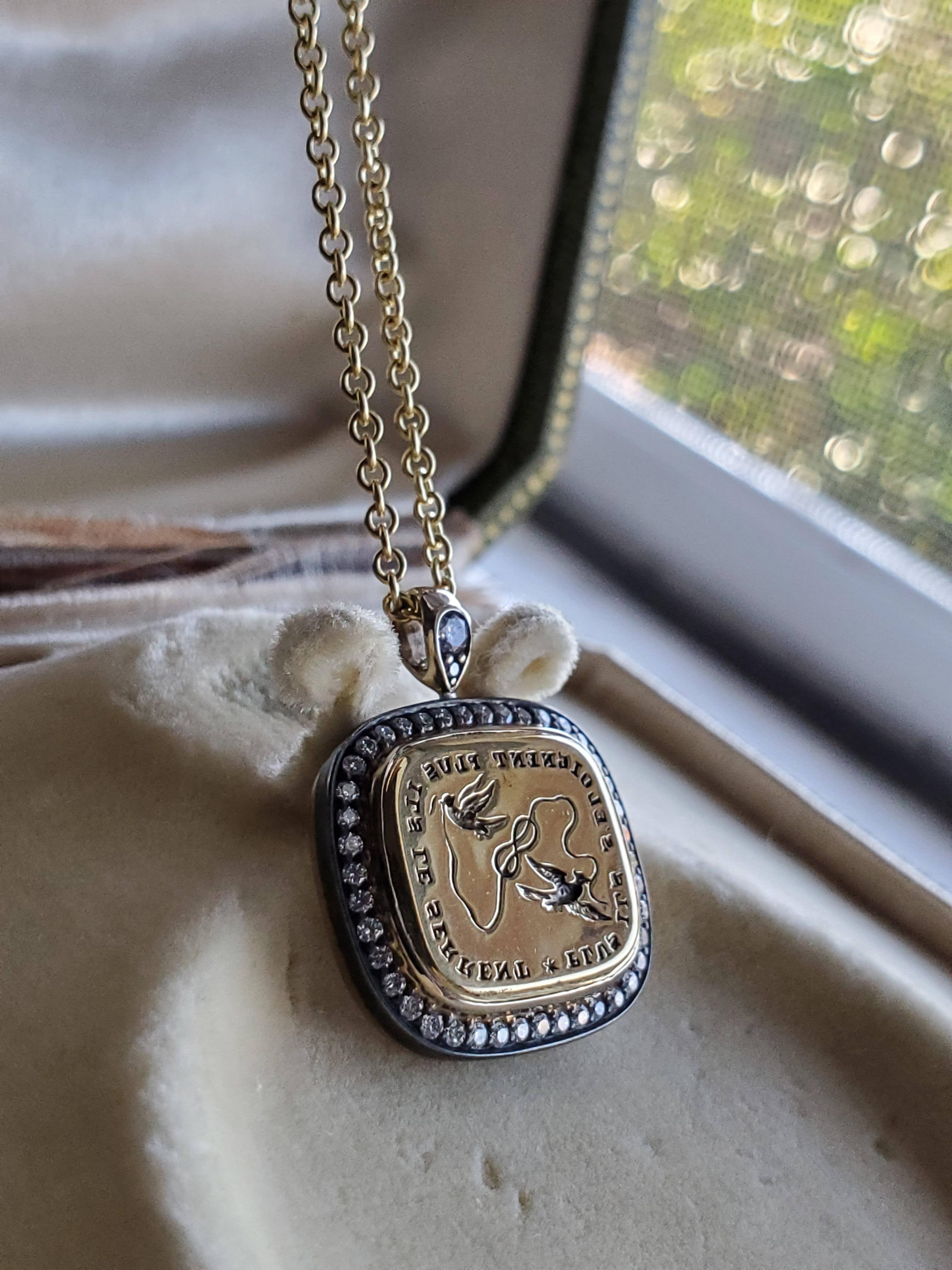 Ciondolo in oro giallo 18k, diamanti e sigillo calcografico antico 