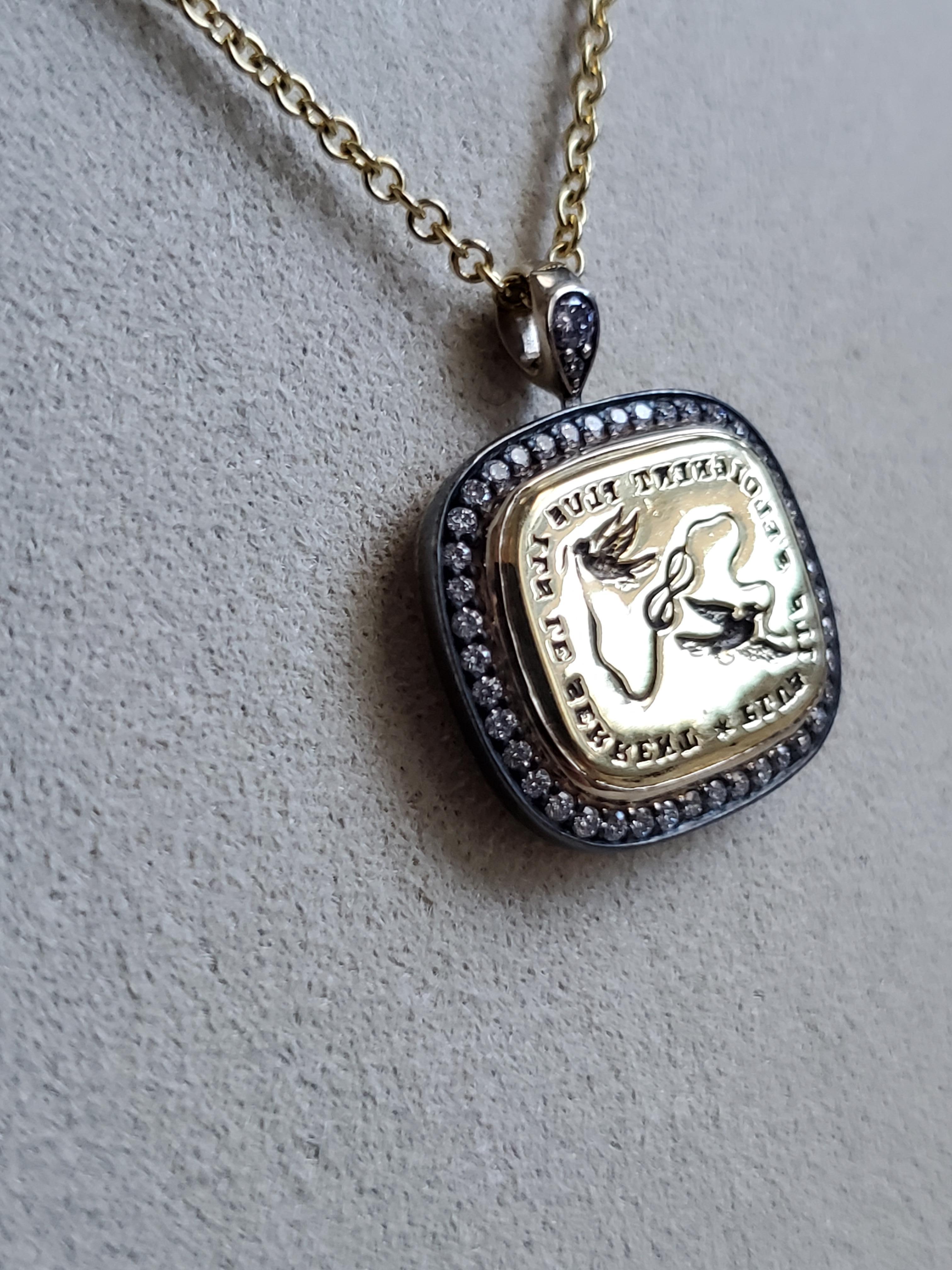Ciondolo in oro giallo 18k, diamanti e sigillo calcografico antico 