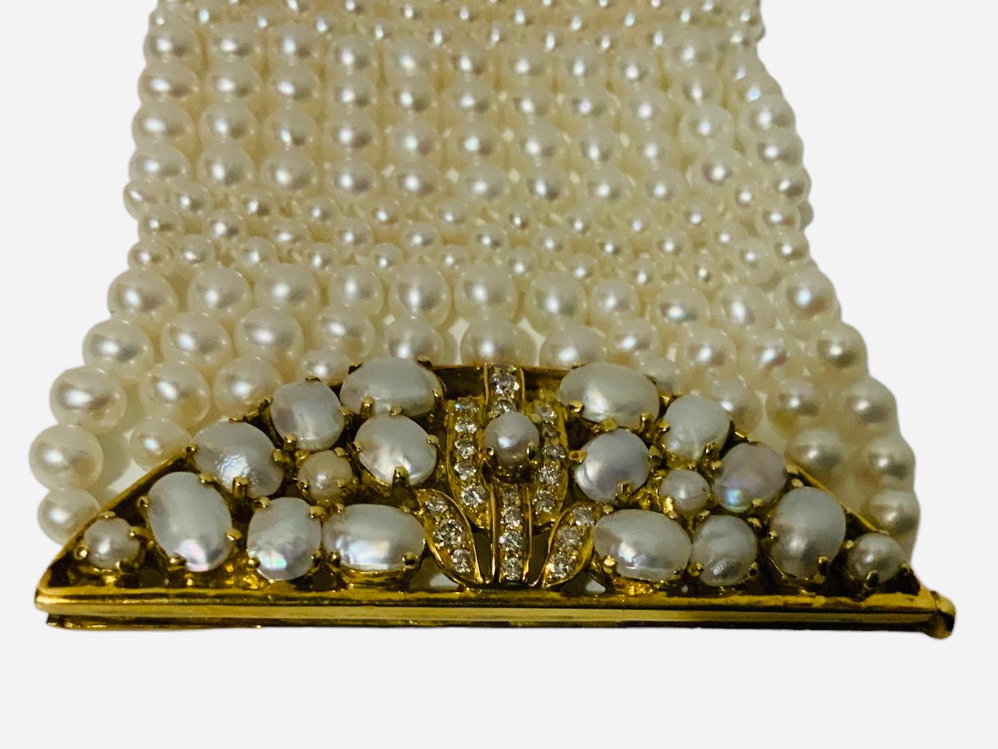Mehrreihiges Armband aus 18 Karat Gelbgold mit Diamanten und Perlen  im Angebot 1