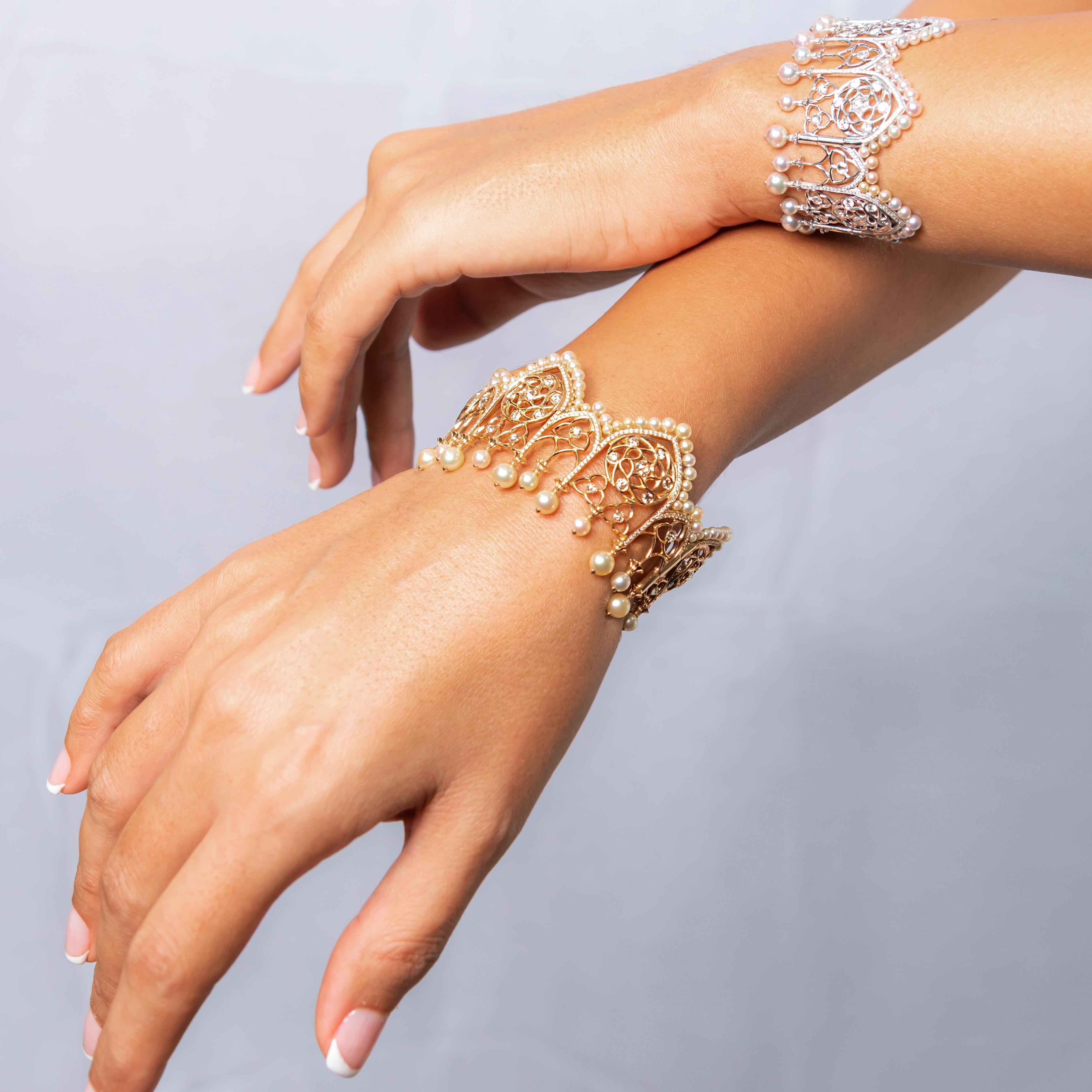 Bracelet jonc en or jaune 18 carats, diamants et perles d' Akoya Excellent état - En vente à Bangkok, TH