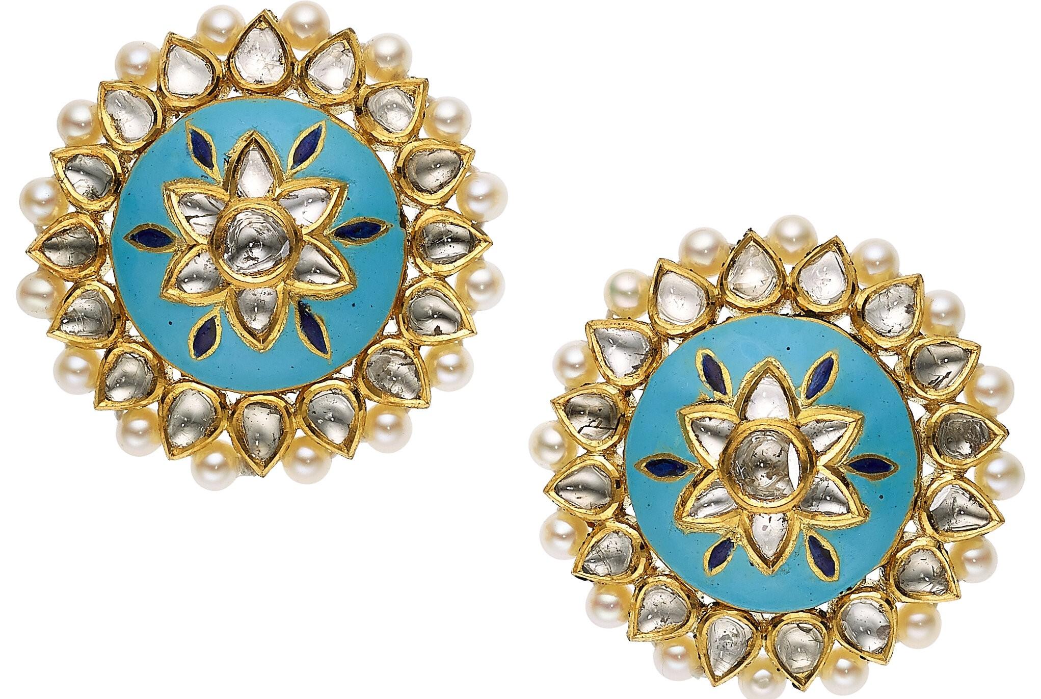 Boucles d'oreilles en or jaune 18 carats et diamants avec perles de culture et émail, 31 g Bon état - En vente à Sherman Oaks, CA