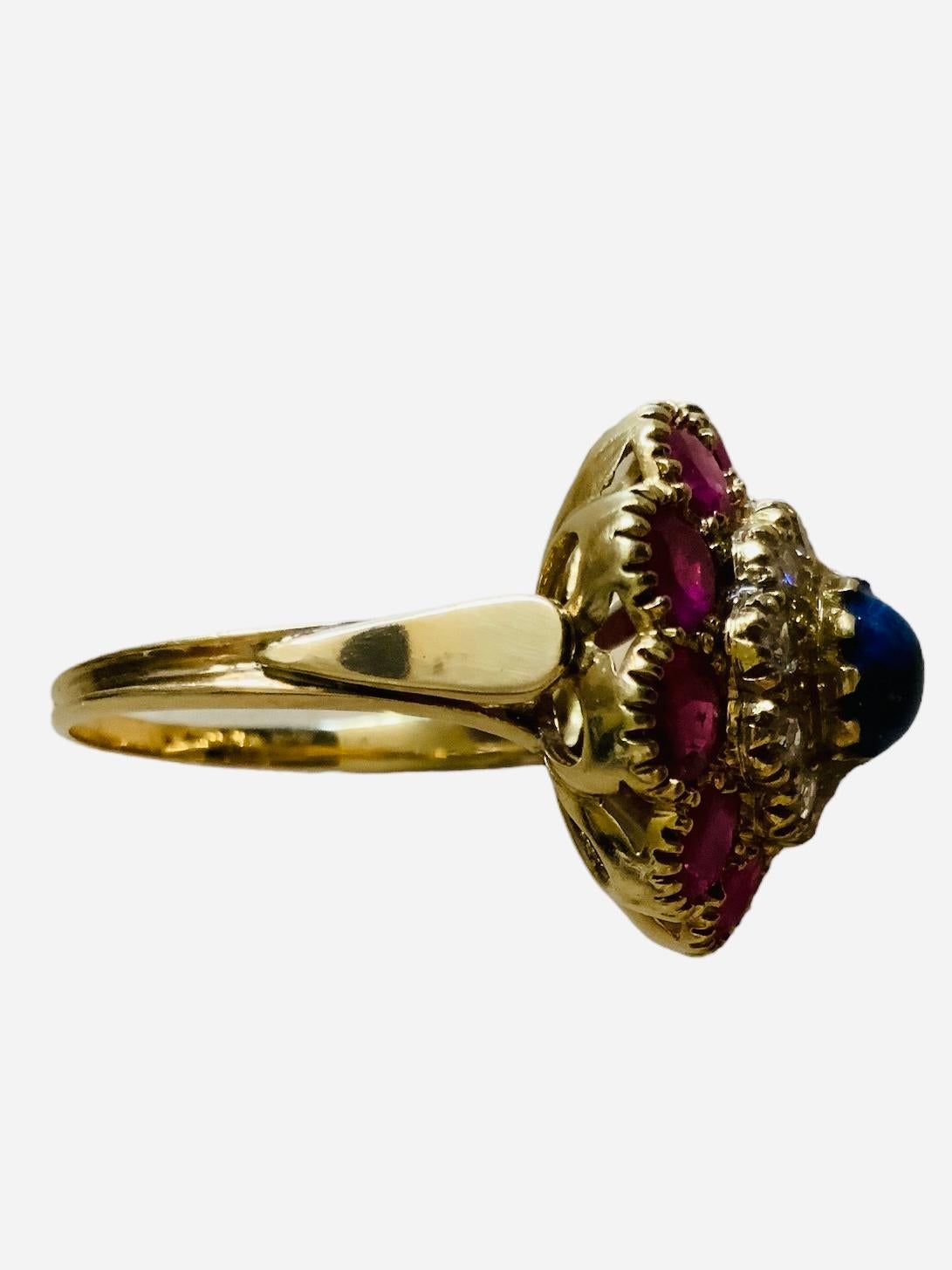 Dies ist ein 18K Gelbgold Diamanten, Lapislazuli und Rubine Cocktail-Ring. Die Spitze des Rings bildet eine Blume. Dieser Ring besteht aus einem großen Halo aus zehn rund geschliffenen und facettierten Rubinen in Zackenfassung, gefolgt von einem