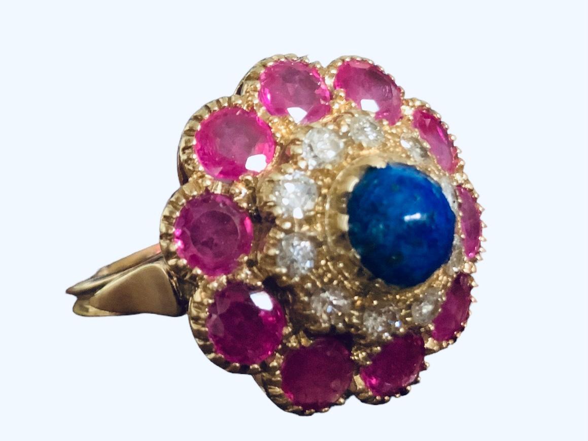 Round Cut 18k Yellow Gold Diamonds, Lapis Lazuli and Rubies Cocktail Ring For Sale