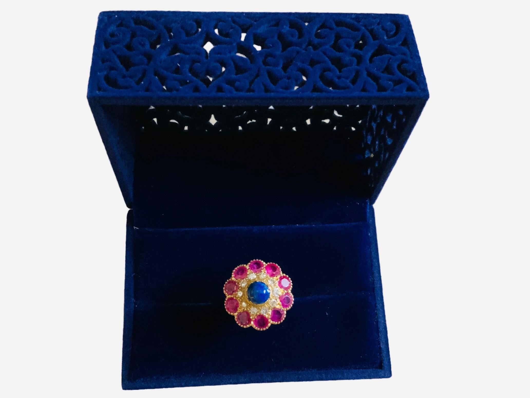 18k Yellow Gold Diamonds, Lapis Lazuli and Rubies Cocktail Ring In Good Condition For Sale In Guaynabo, PR