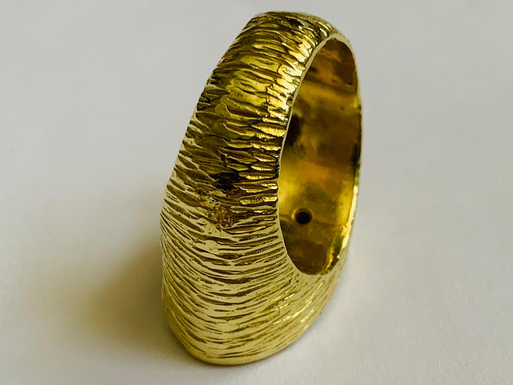 Round Cut 18K Yellow Gold Diamonds Men Ring For Sale