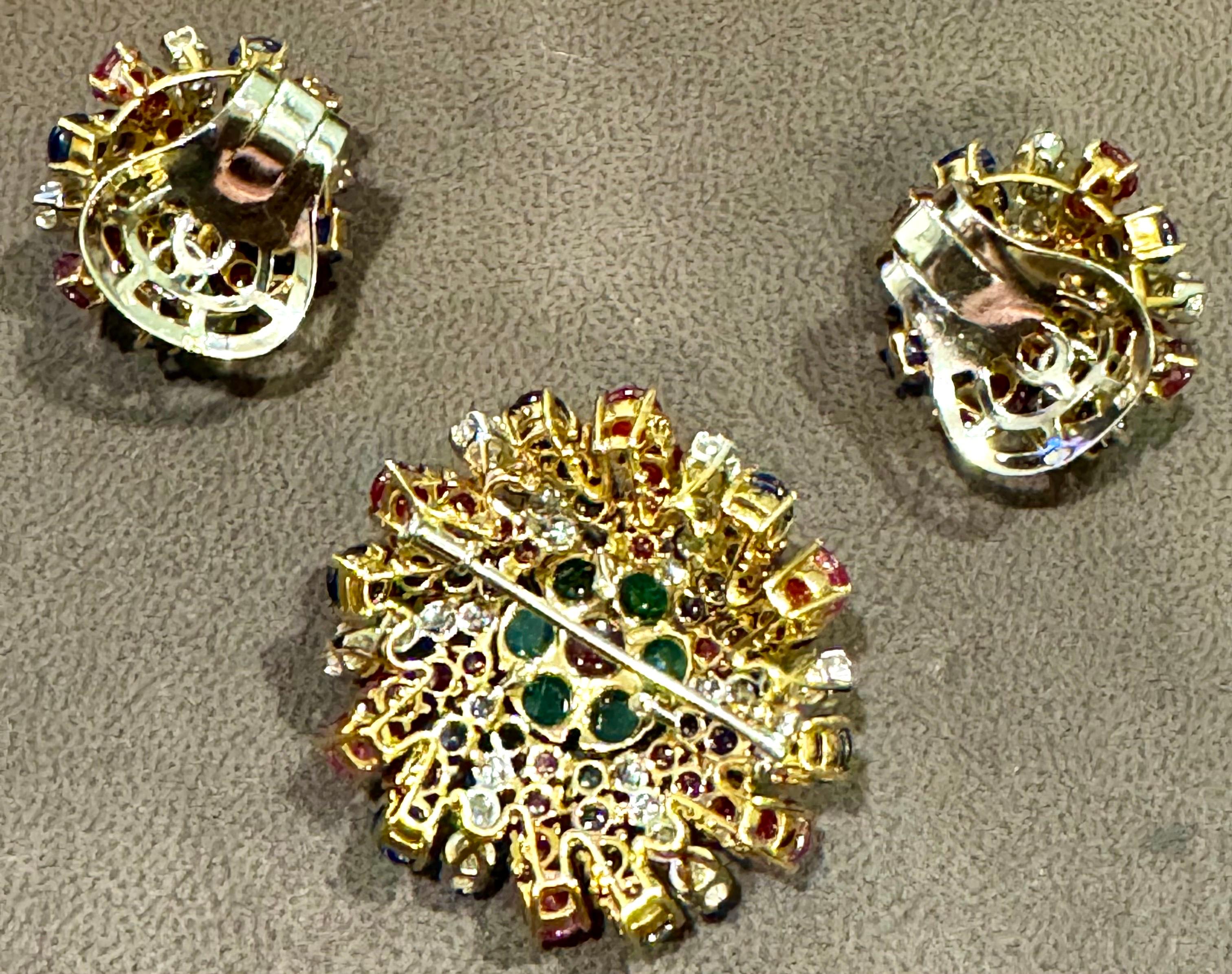 18K Yellow Gold Diamonds, Sapphire & Emeralds Earrings And A Brooch Jewelry Set For Sale 6