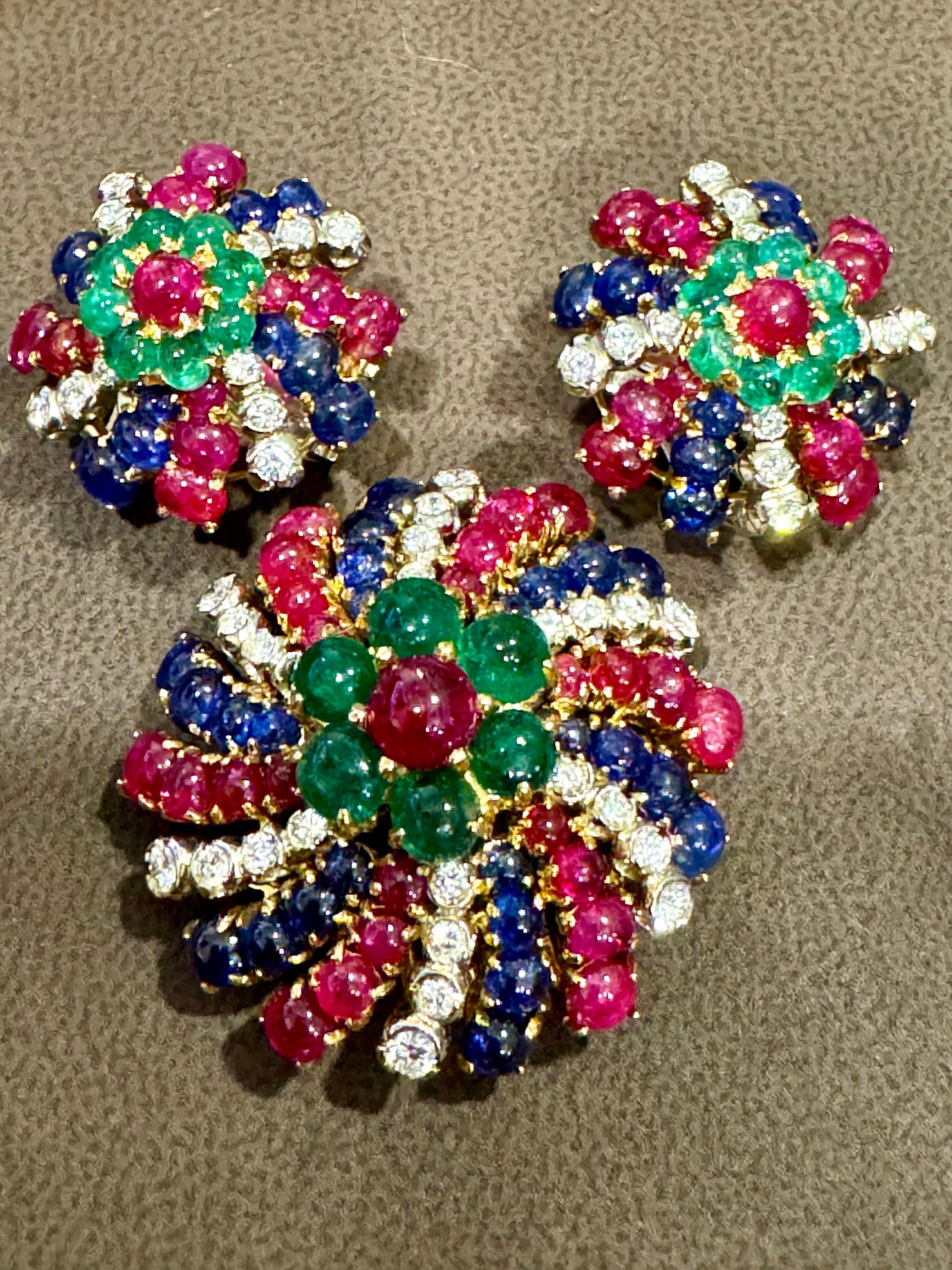 18K Yellow Gold Diamonds, Sapphire & Emeralds Earrings And A Brooch Jewelry Set For Sale 7