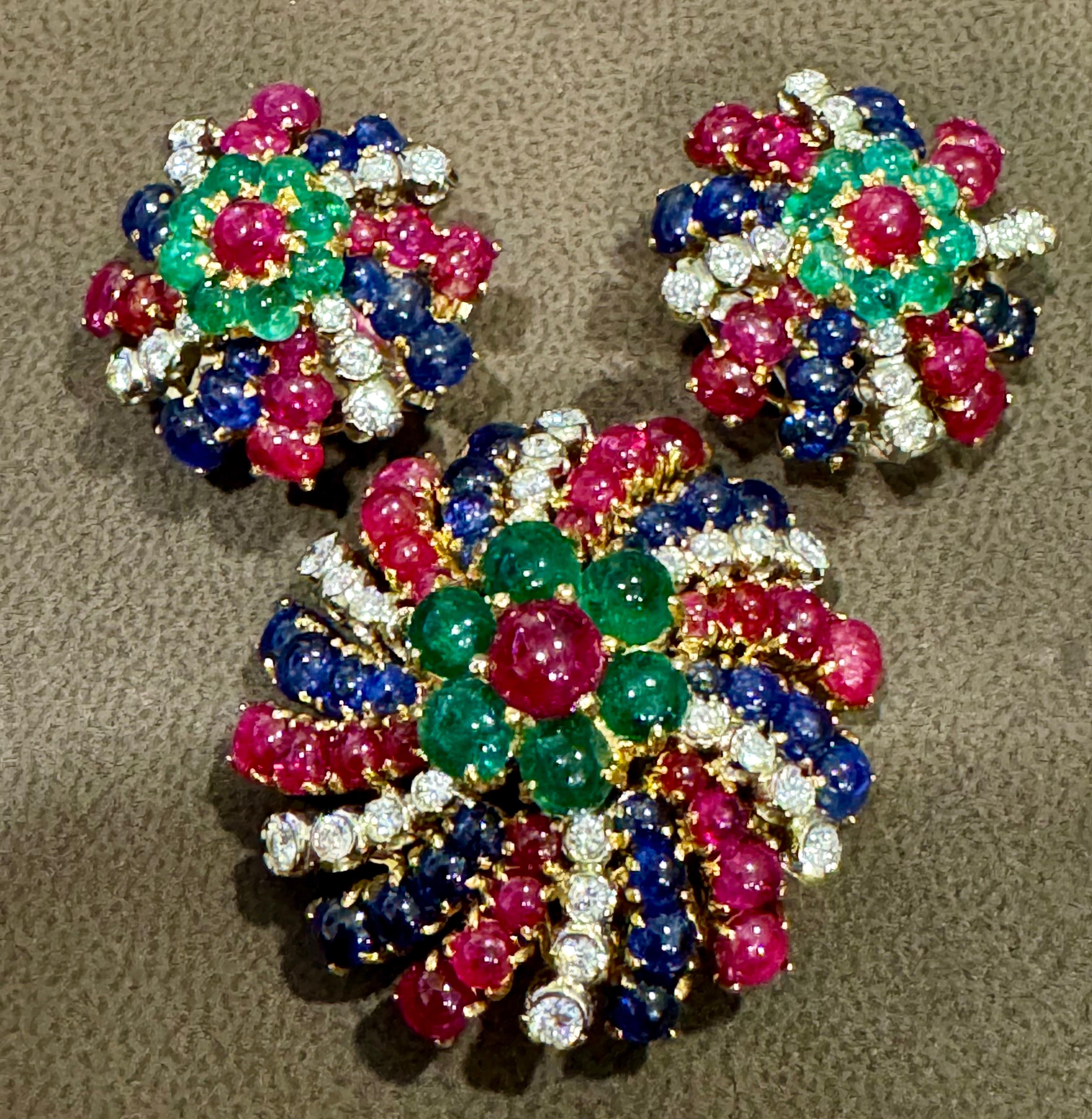 18K Yellow Gold Diamonds, Sapphire & Emeralds Earrings And A Brooch Jewelry Set For Sale 8
