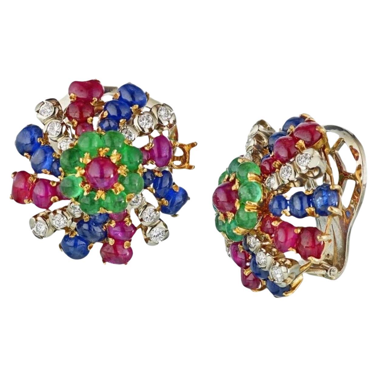
Diamonds, Sapphire & Emeralds Earrings And A Brooch Jewelry Set.
Circa: 1960's.
Impressive 18k gold set of earrings and a brooch mounted with ruby, sapphire and emerald cabochons, and diamonds.

Diamond Weight: approximately 3 ct
Color stone 125
