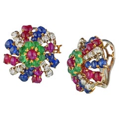 Conjunto de joyas de oro amarillo de 18 quilates con diamantes, zafiros y esmeraldas y un broche