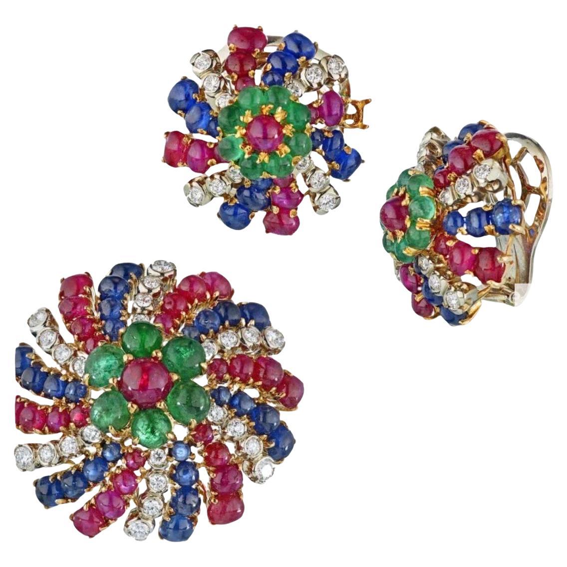 18K Yellow Gold Diamonds, Sapphire & Emeralds Earrings And A Brooch Jewelry Set In Excellent Condition For Sale In New York, NY