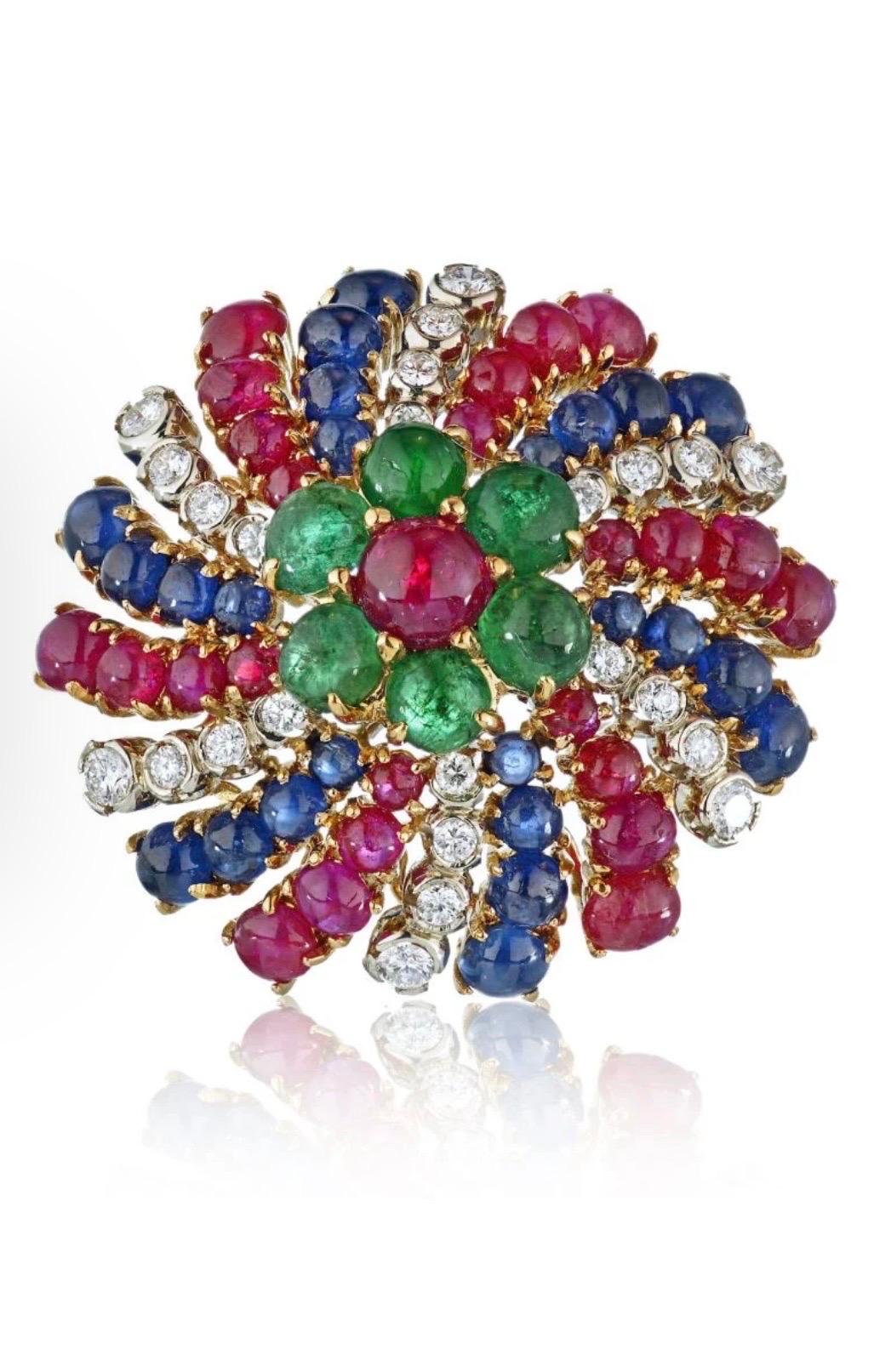 18K Yellow Gold Diamonds, Sapphire & Emeralds Earrings And A Brooch Jewelry Set For Sale 1