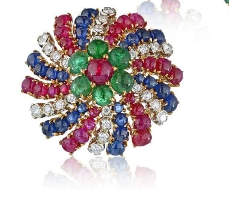 18K Yellow Gold Diamonds, Sapphire & Emeralds Earrings And A Brooch Jewelry Set For Sale 2