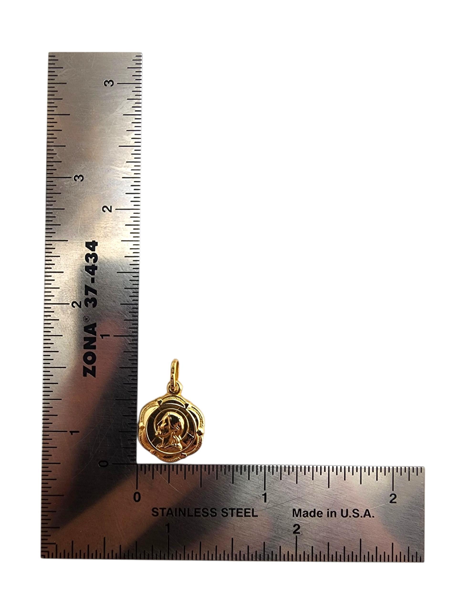 Colgante medallón de oro amarillo de 18 quilates Dio Ti Protegga 