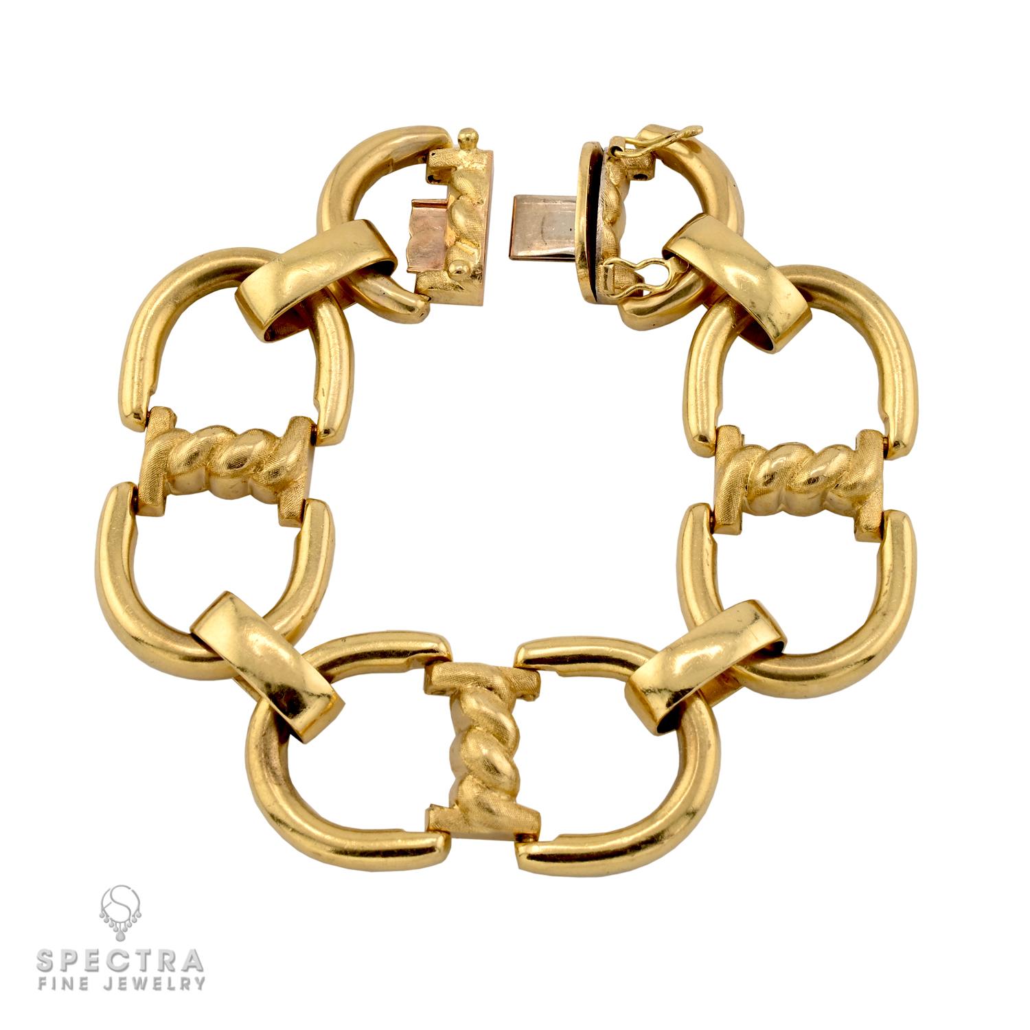 Le bracelet à maillons Door Knocker en or jaune 18 carats présente un design distinctif qui allie sophistication moderne et attrait intemporel. Fabriqué à partir de 39,18 grammes d'or jaune 18 carats massif, le bracelet mesure 17 cm de long, ce qui