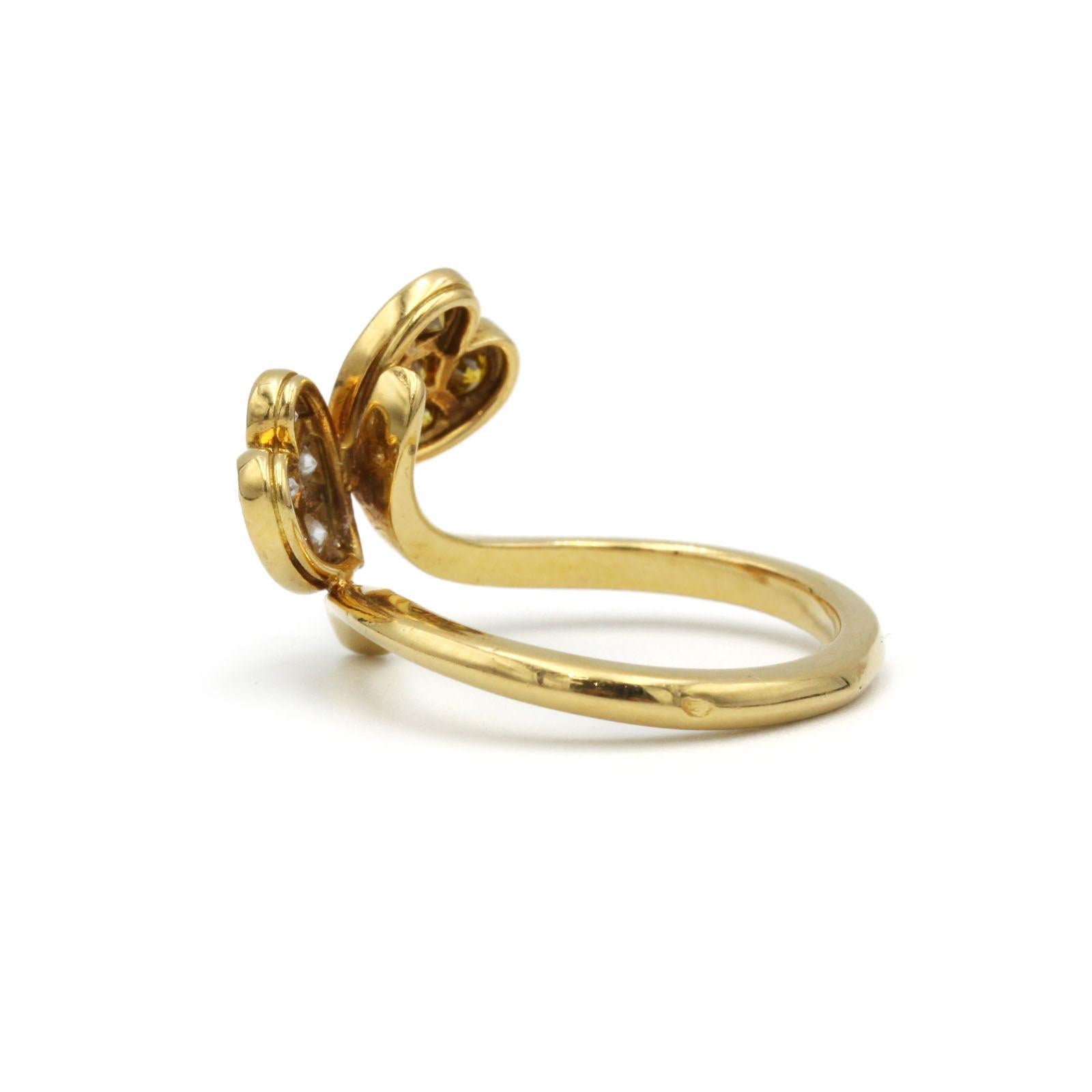 Taglio brillante Anello con doppio cuore in oro giallo 18 carati e diamanti bianchi e gialli fantasia in vendita