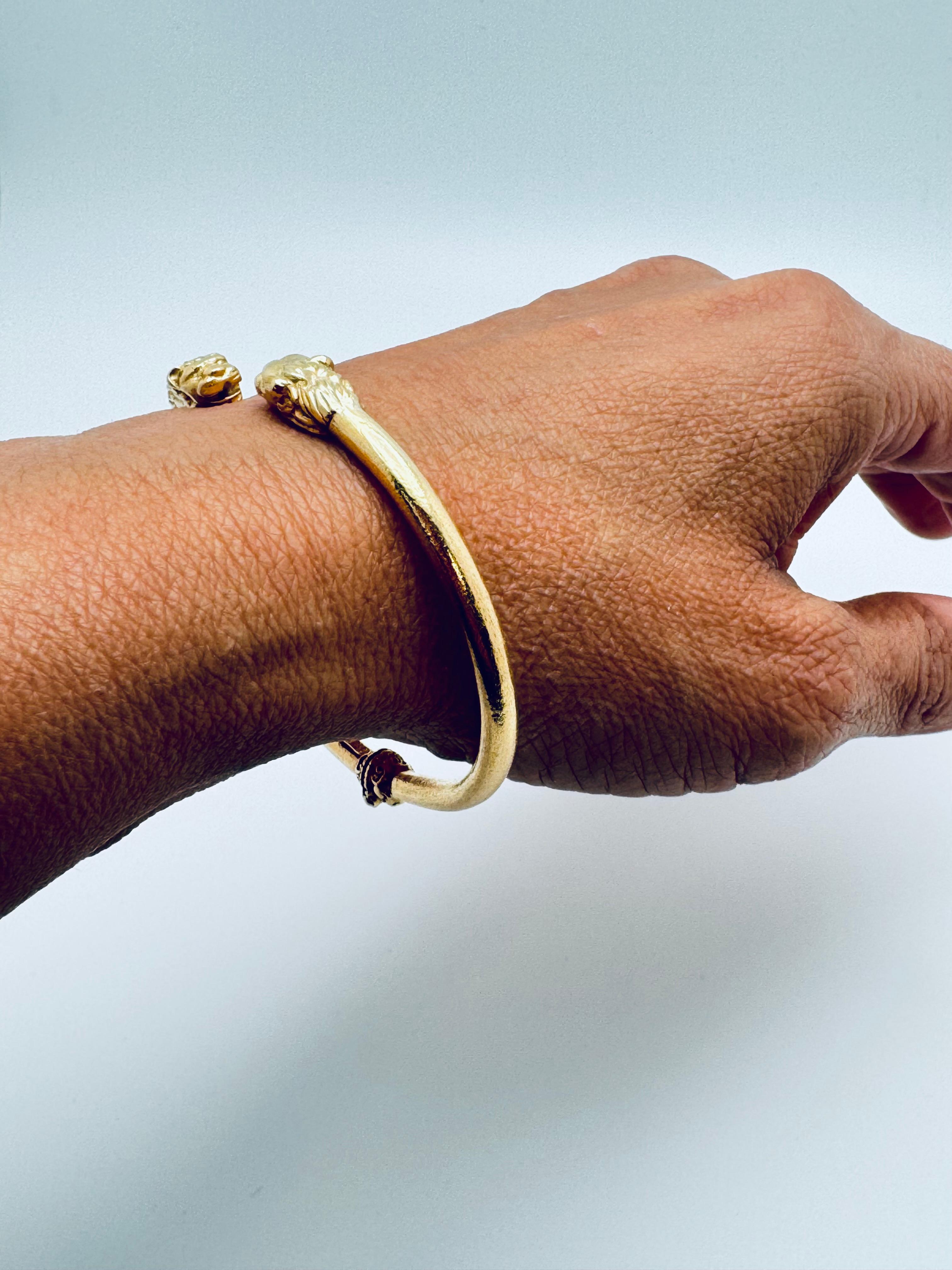 Doppelter Löwenkopf-Armreif aus 18K Gelbgold für Damen oder Herren im Angebot