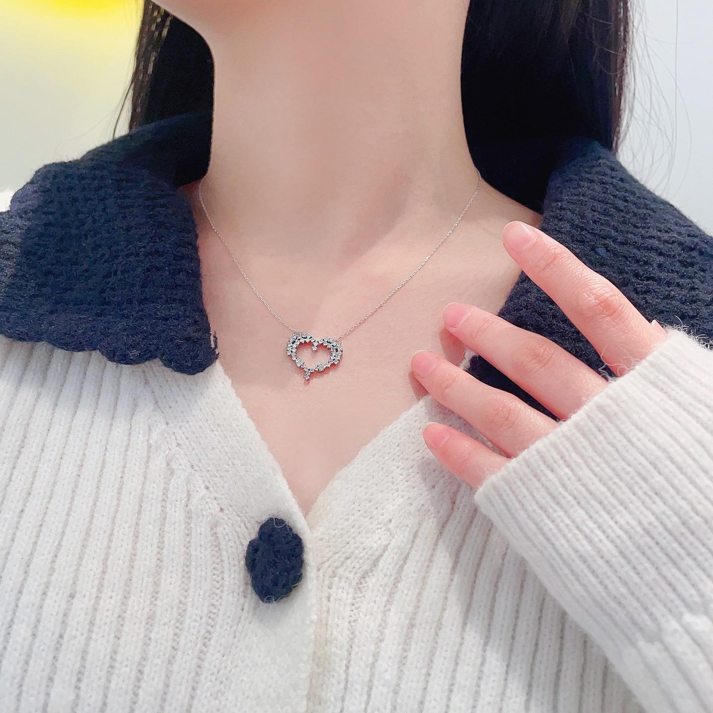 Taille brillant Collier en or jaune 18 carats en forme de goutte d'eau à double V avec diamants jaunes naturels en vente