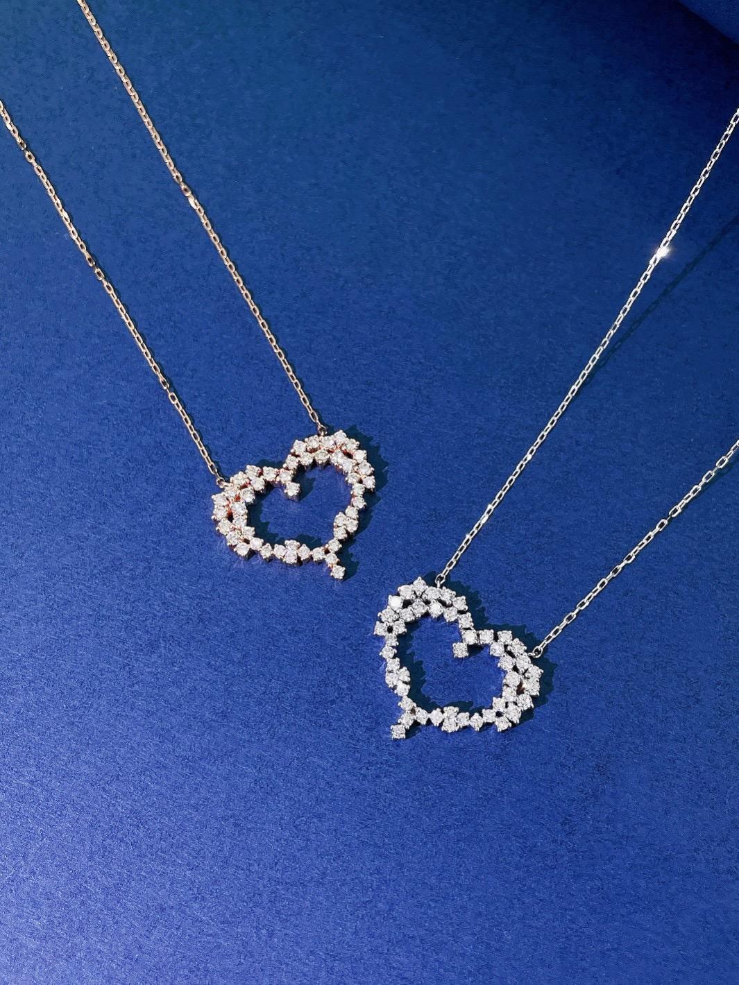 Collier en or jaune 18 carats en forme de goutte d'eau à double V avec diamants jaunes naturels en vente 1