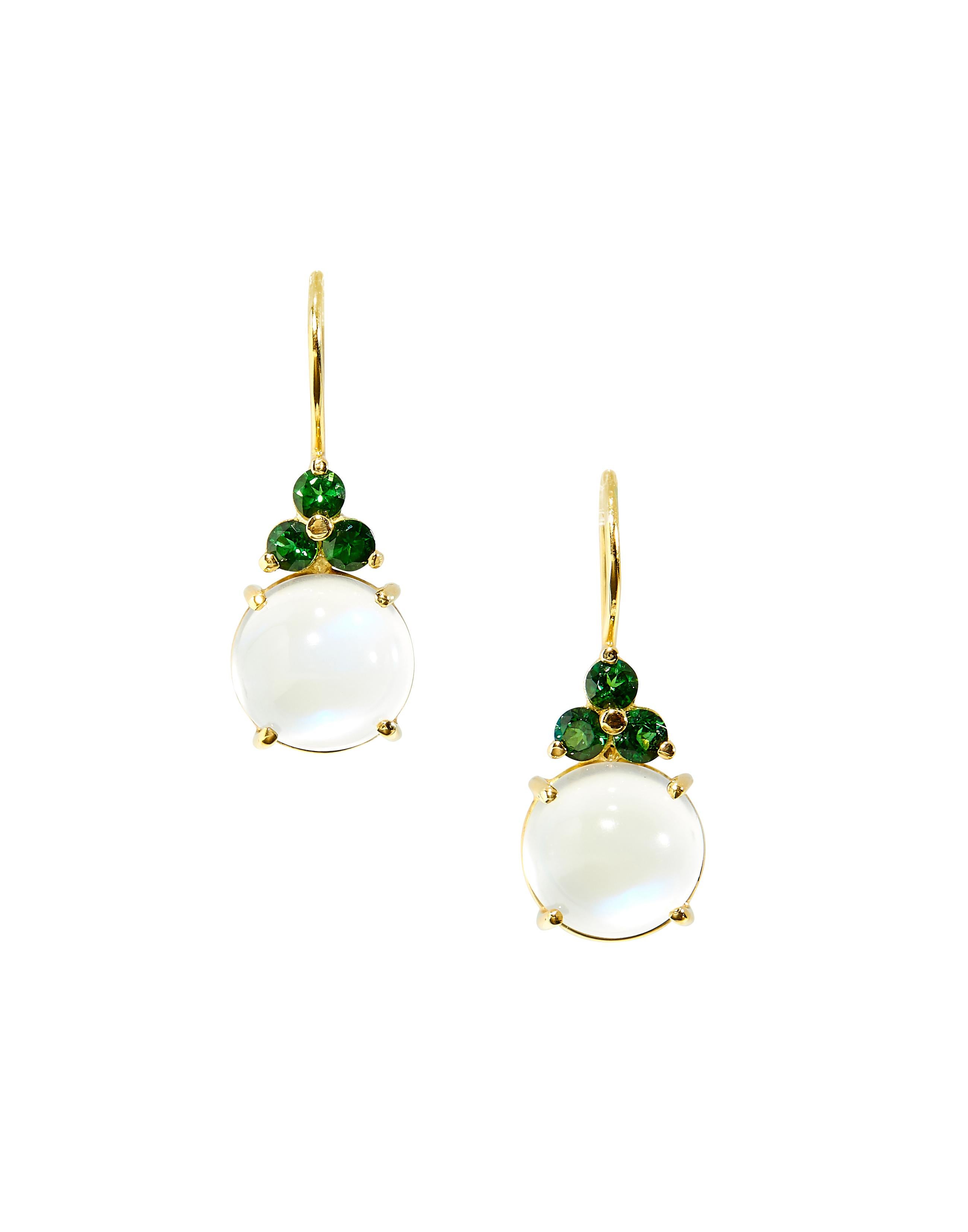 Cabochon Orecchini pendenti in oro giallo 18K con pietre di luna e tormaline da 8,43 carati in vendita