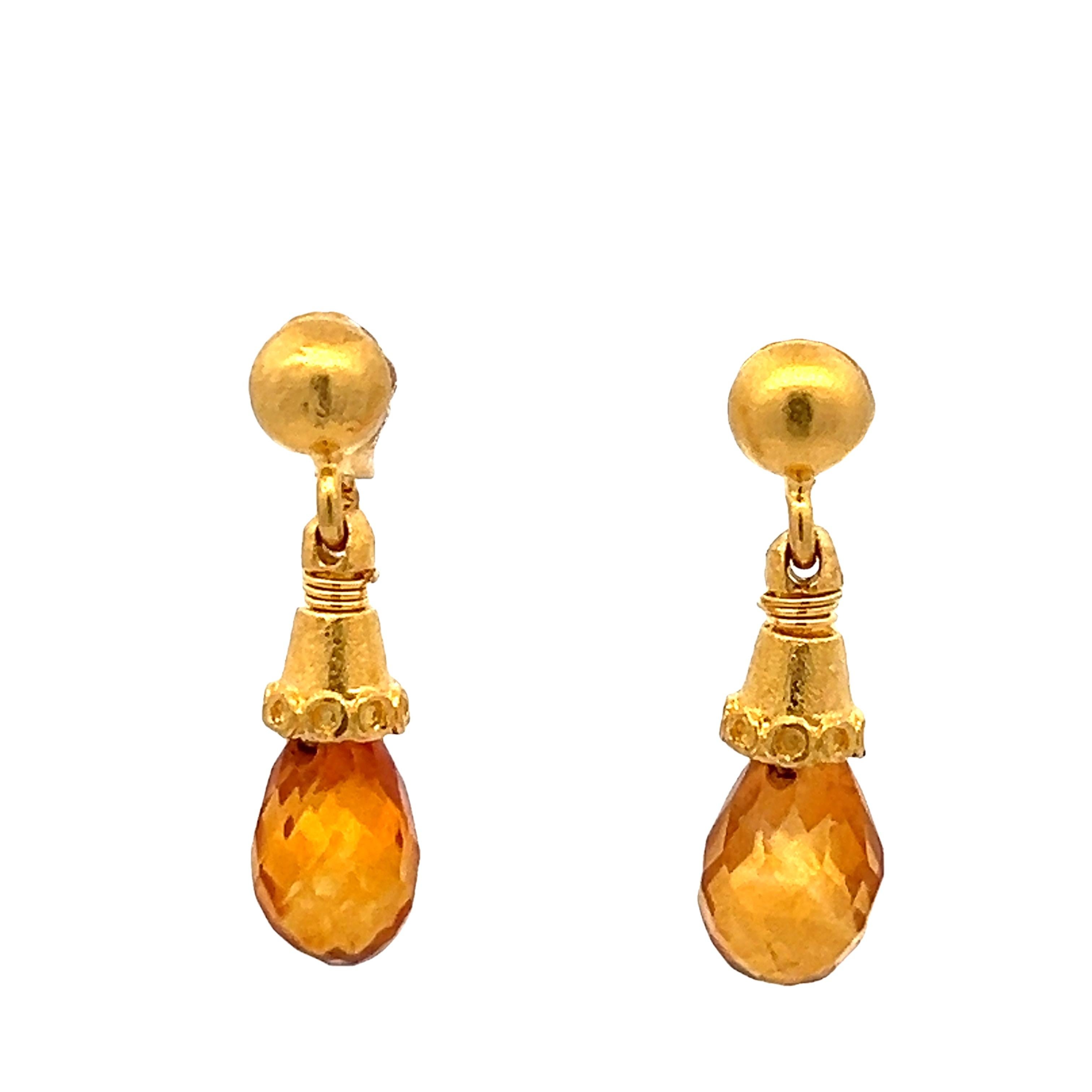 Élégantes et raffinées, ces boucles d'oreilles pendantes fabriquées à la main présentent des briolettes de citrine à facettes de 2,00 carats suspendues à des capuchons en or jaune 18 carats richement colorés, ornés de détails complexes. L'éclat