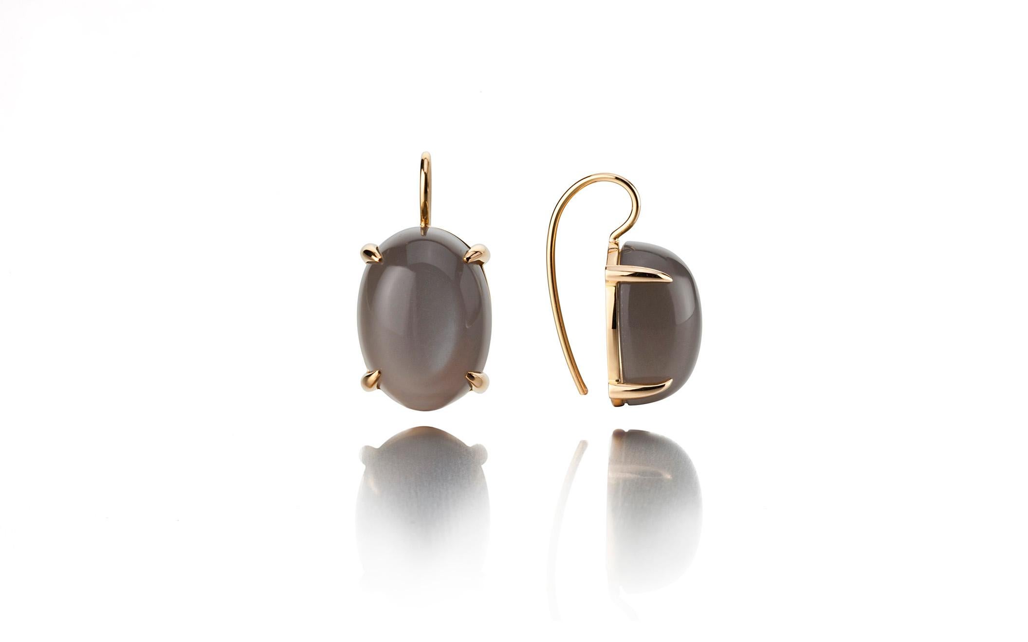 18 Karat Yellow Gold Drop Earrings Set with 36.05 Carat Oval Cabochon Cut Onyx In New Condition For Sale In Paris, FR