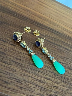 Orecchini pendenti in oro giallo 18K con iolite, zircone blu, crisoprasio e diamanti