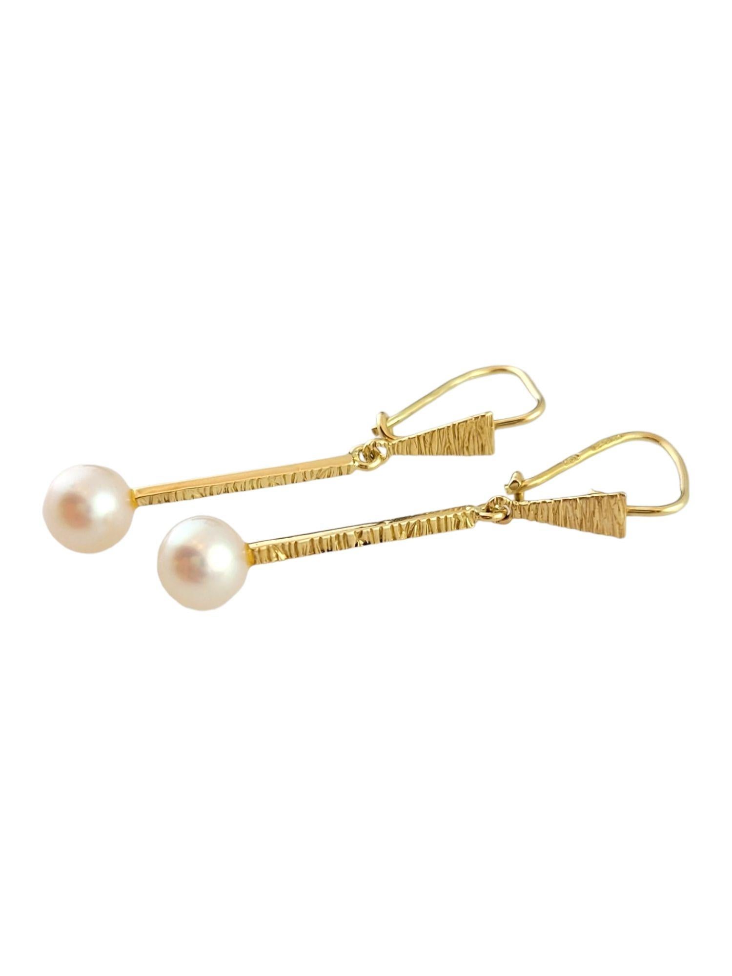 This beautifully crafted drop earrings feature 2 beautiful pearls!

(Pearls- 6.9mm each)

Size: 40.1mm X 6.9mm X 6.9mm

Weight: 3.01 g/ 1.9 dwt

Hallmark: 750 CPC 65

Very good condition, professionally polished.

Will come packaged in a gift box or