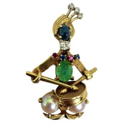 Broche tambour en or jaune 18 carats avec pierres précieuses et perles