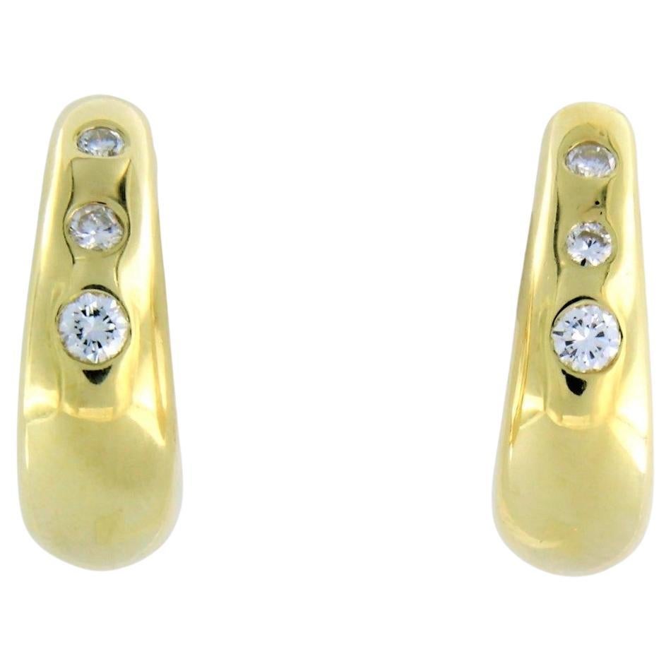 Clips d'oreille en or jaune 18k sertis de diamants taille brillant. 0,50ct