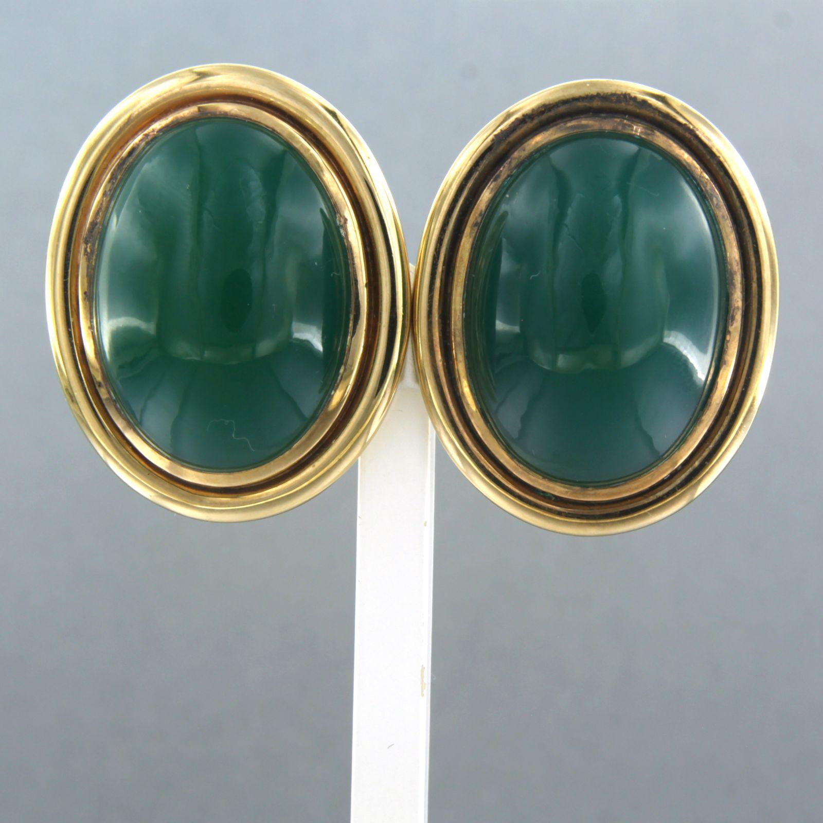 18k yellow gold ear clips set with chrysophrase

detailed description:

the top of the ear clip is 3.1 cm high and 2.5 cm wide

total weight 34.8 grams

Occupied with

- 2 x 2.4 cm x 1.7 cm oval cabochon cut chrysoprase
color green
purity