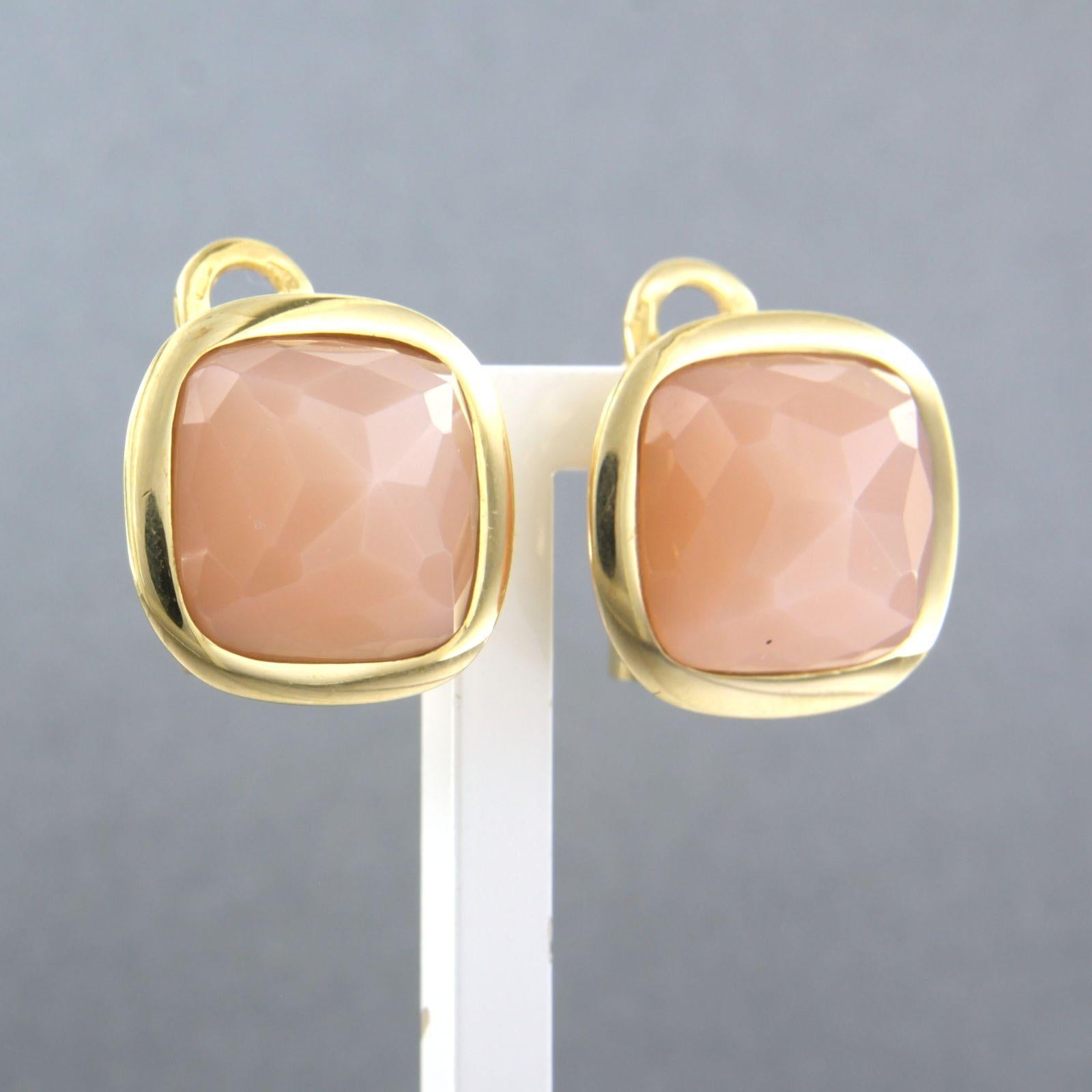 Modern 18k yellow gold ear clips set with pink quartz - size 1.8 cm x 1.8 cm For Sale