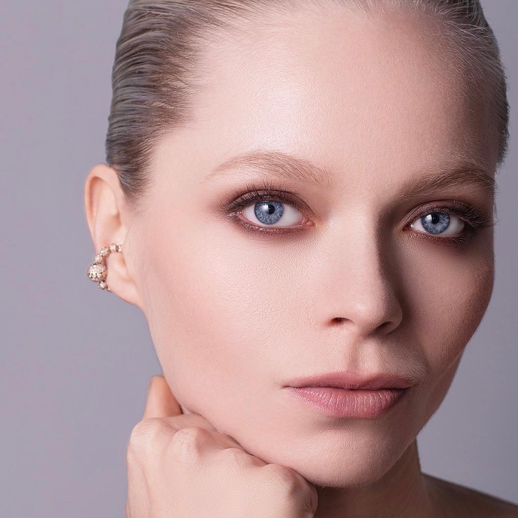 A true masterpiece of elegance and craftsmanship, this exceptional ear cuff is handcrafted from polished 18k yellow gold, featuring expertly cut orbs encrusted with sparkling diamonds. The diamond beads, set with meticulous precision, catch the