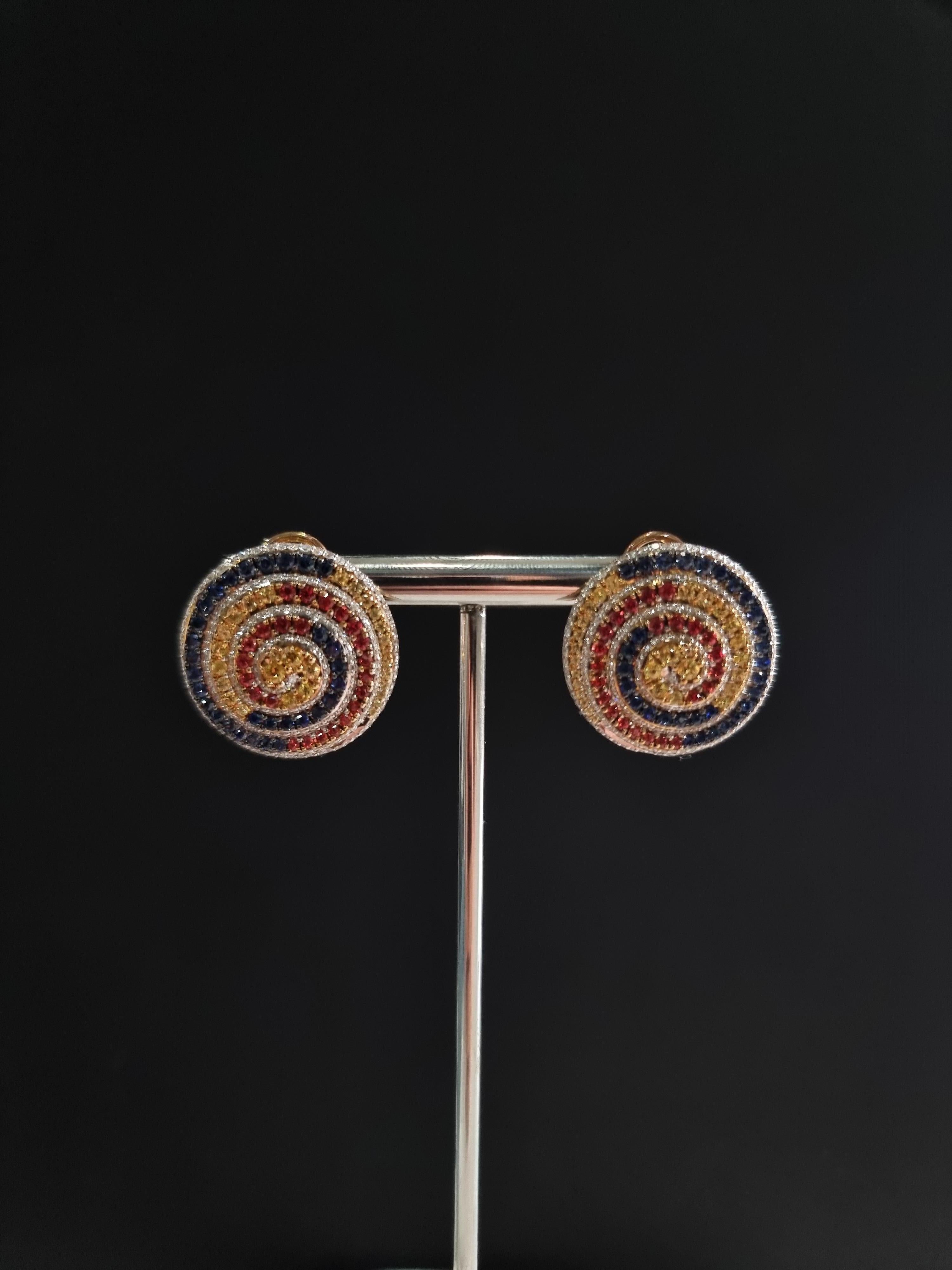 Taille ronde Boucles d'oreilles en or jaune 18K Diamants et saphirs en vente