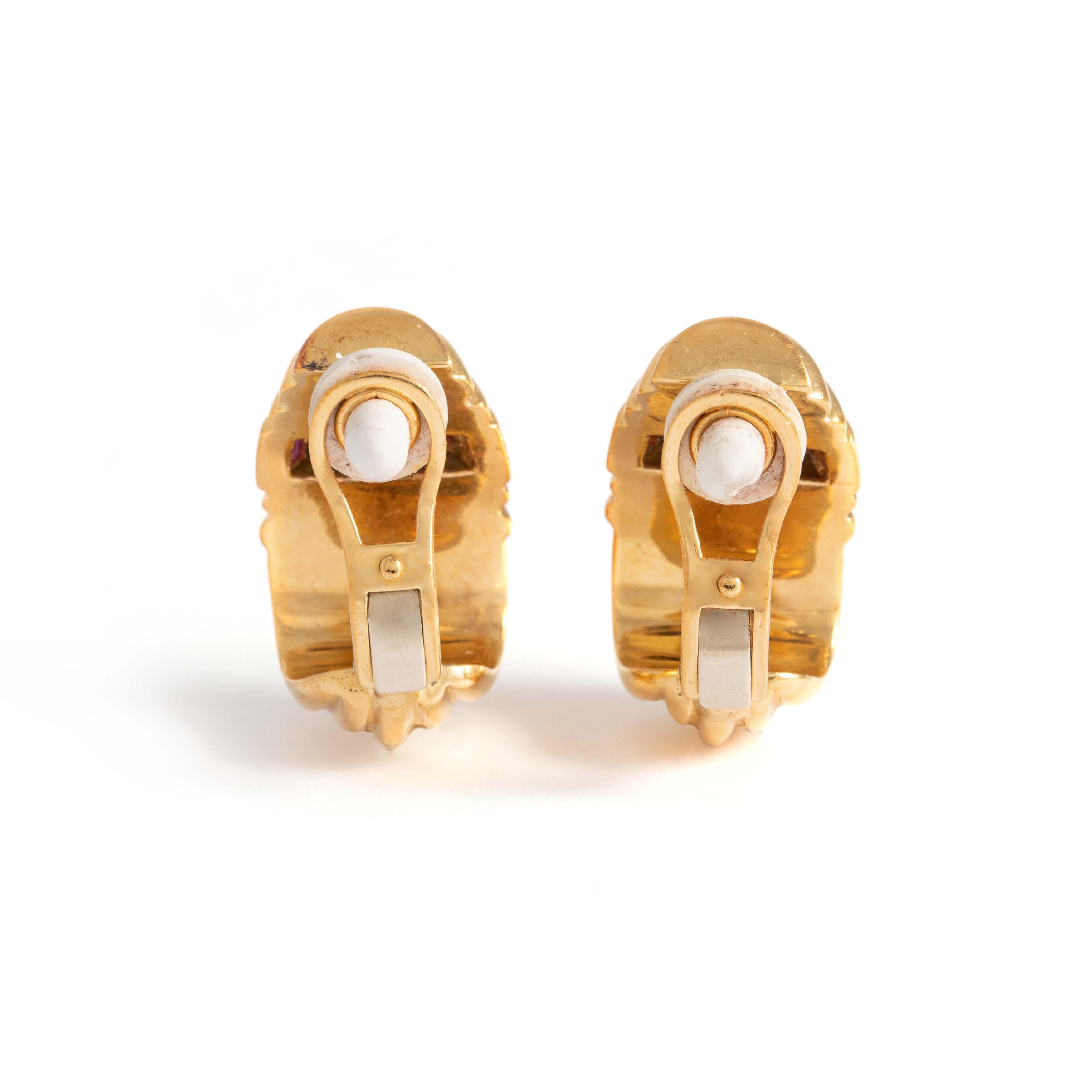 Women's or Men's 18k Yellow Gold Earrings For Sale