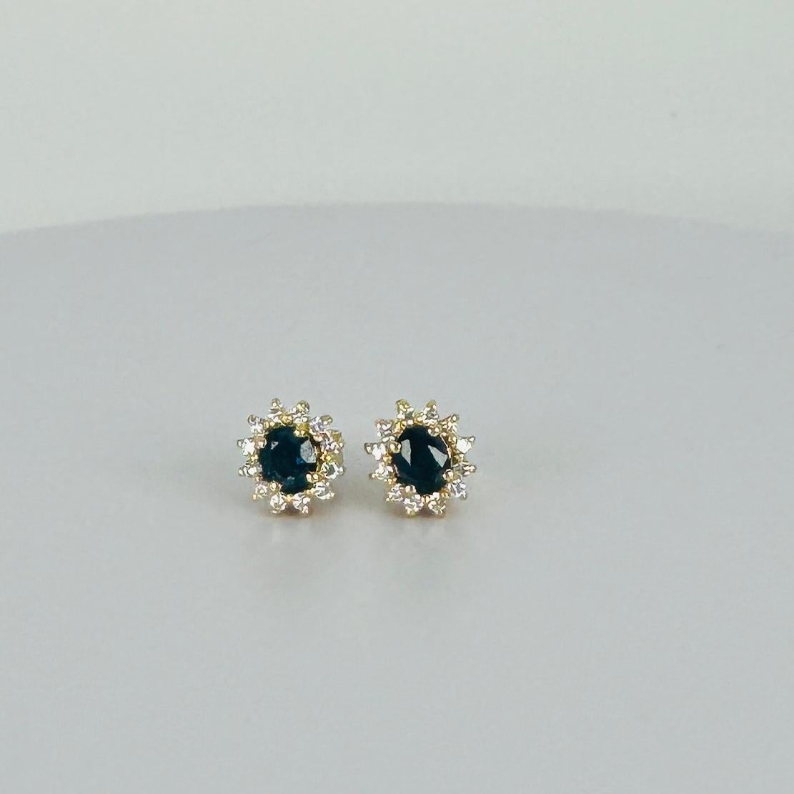 Discover the timeless elegance of our 18 carat yellow gold entourage earrings! These sophisticated earrings are a true eye-catcher and a perfect combination of luxury and style. With an oval, deep blue sapphire at the center, surrounded by 12