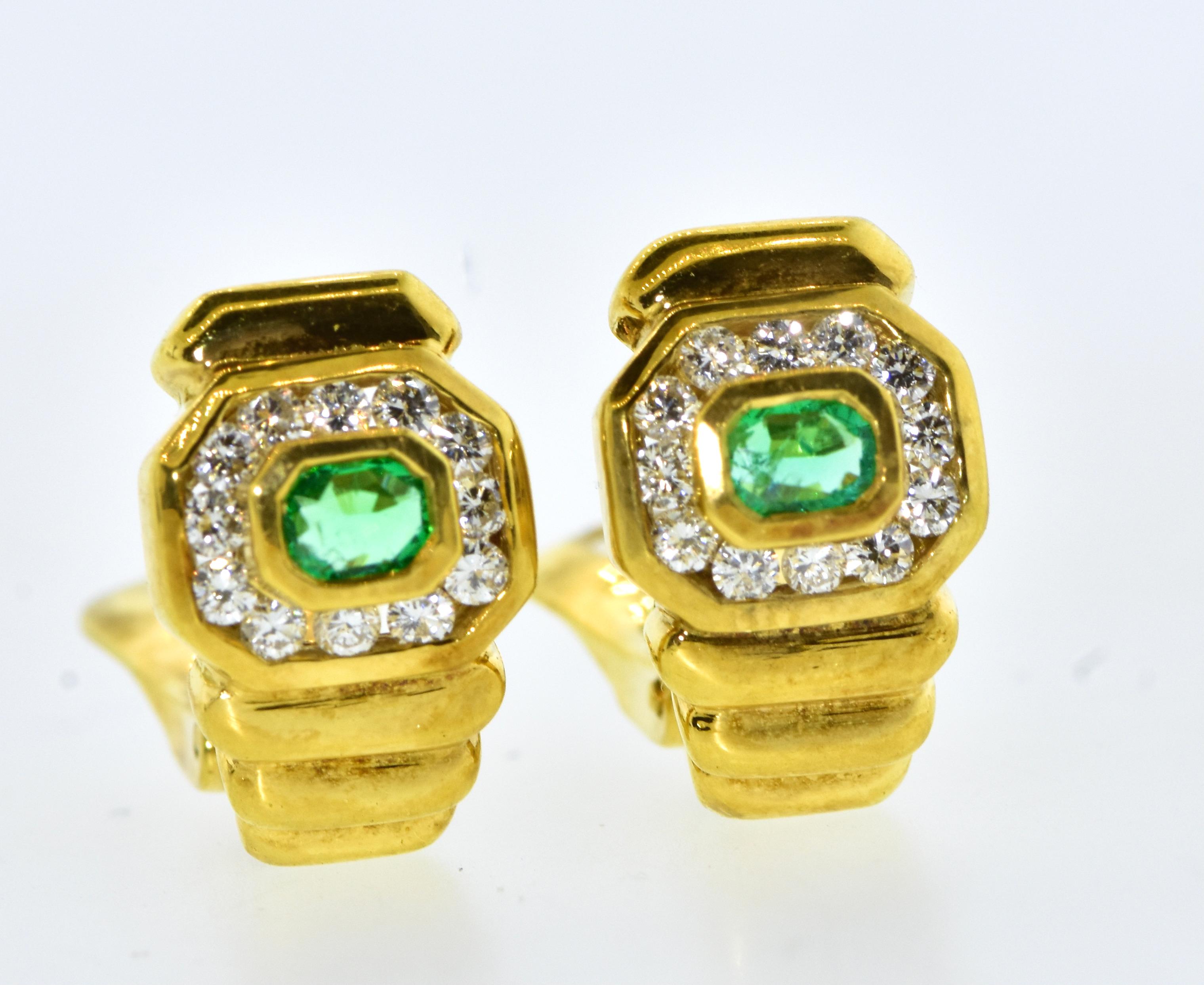 Contemporary 18K Yellow Gold Earrings with Diamond and Emerald