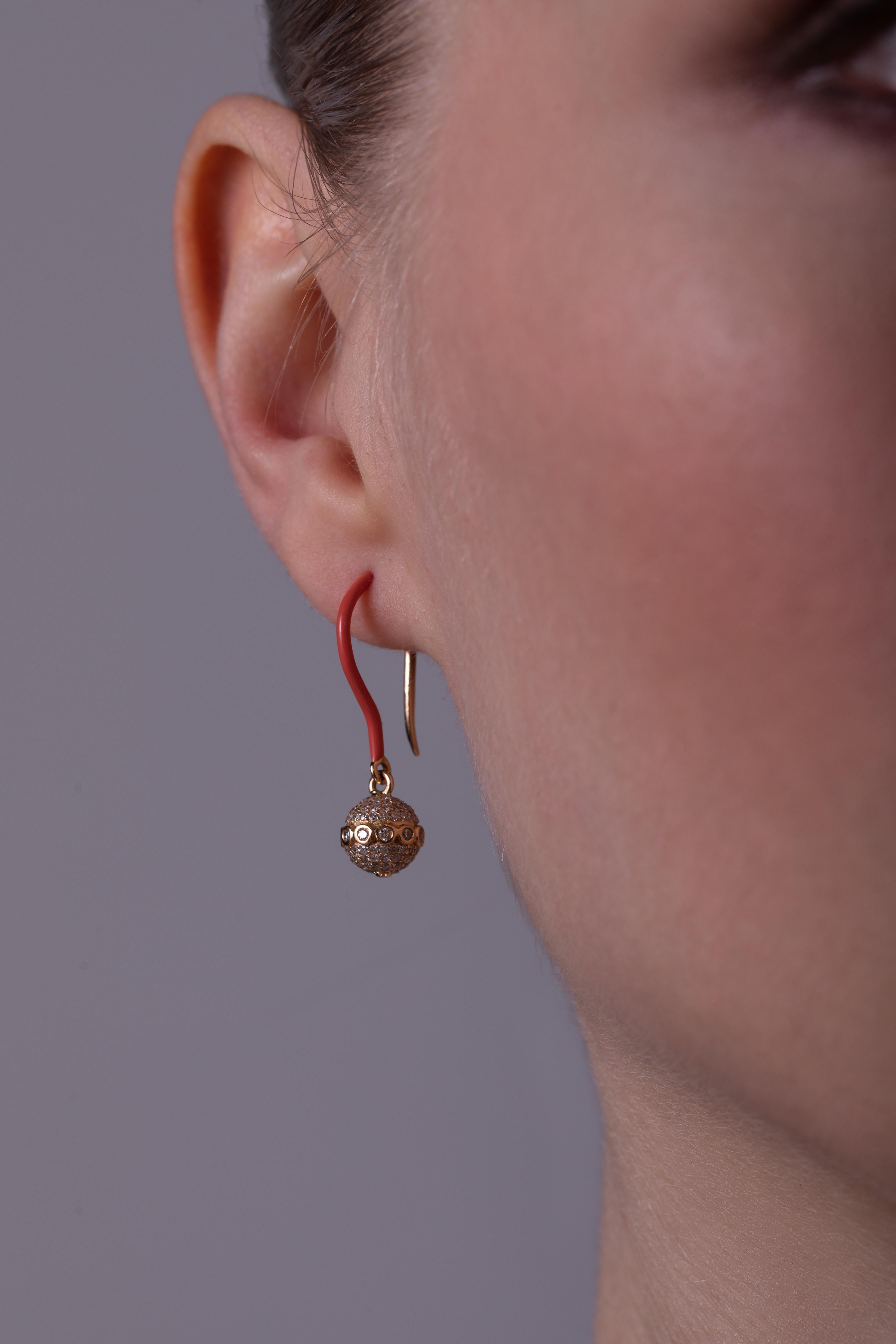 Wir sind bekannt für unsere skulpturalen Arrangements, die sorgfältig mit der Form unserer charakteristischen Perlen spielen. Diese Ohrringe aus 18-karätigem Gelbgold sind mit Diamanten besetzt und von Hand mit rosafarbener Emaille bemalt, um die
