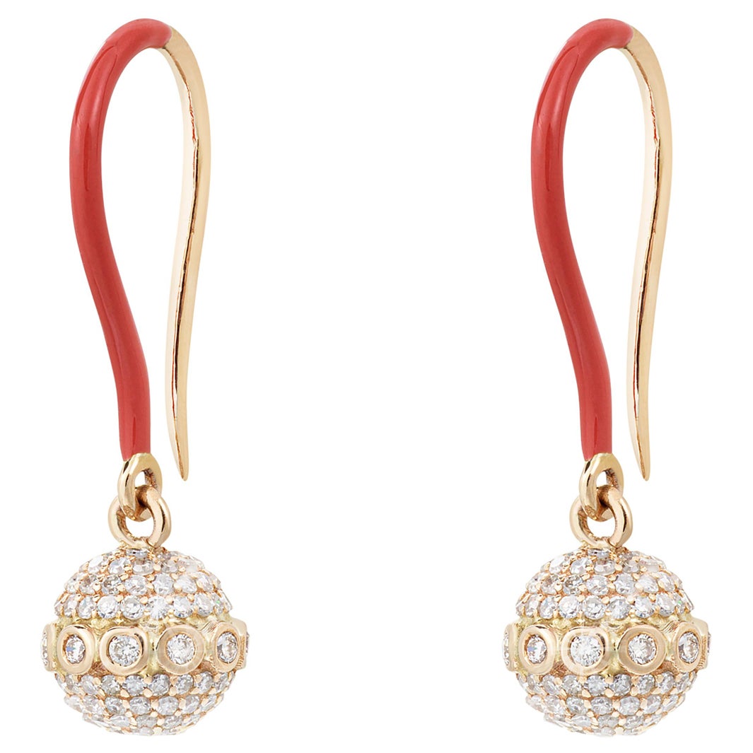 Ohrringe aus 18 Karat Gelbgold mit verzierten Diamantenkugeln und rosa Emaille im Angebot