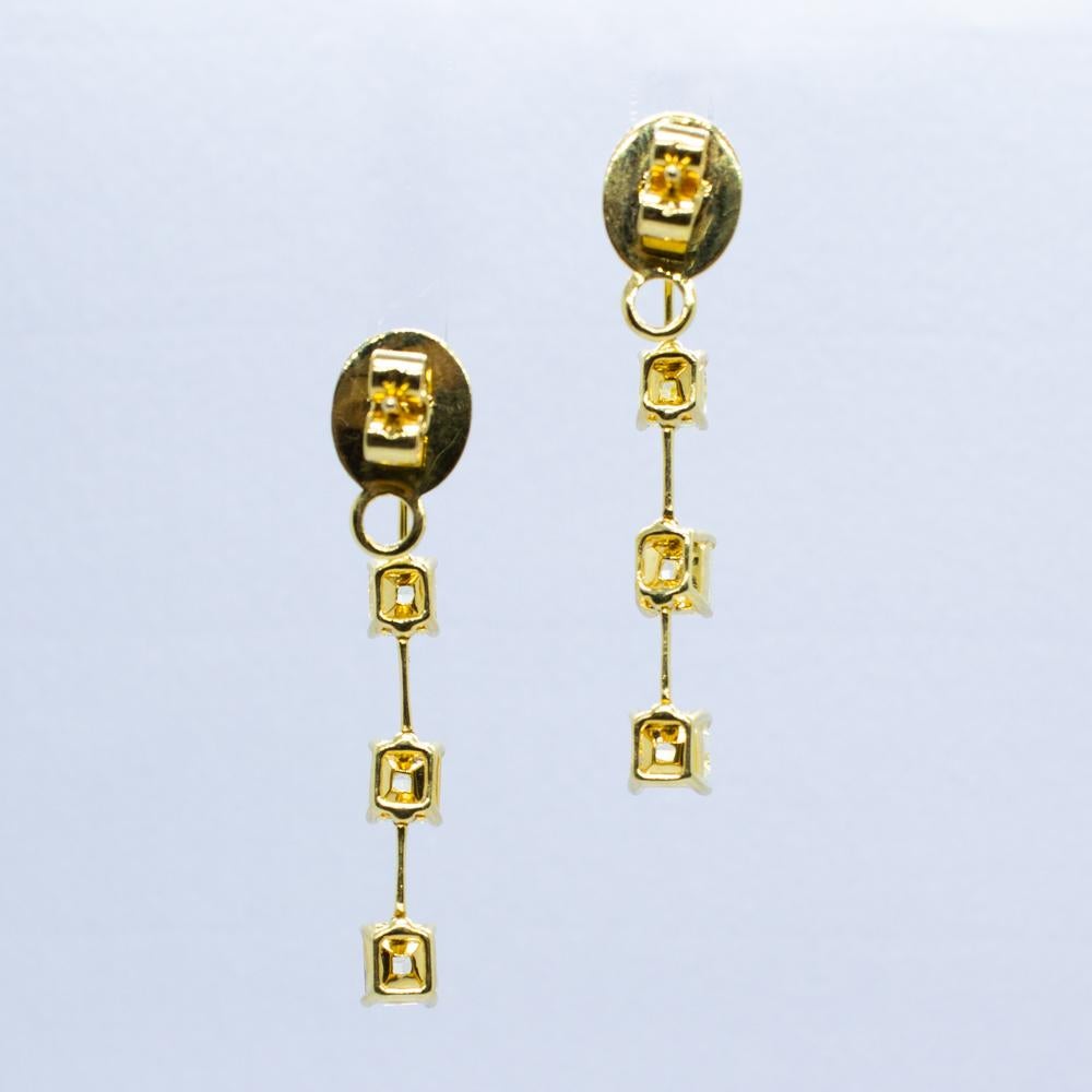 Boucles d'oreilles en or jaune 18K avec diamants jaunes fantaisie

Ces élégantes boucles d'oreilles en or jaune 18 carats sont ornées d'étonnants diamants jaunes fantaisie, offrant une couleur vibrante et luxueuse. D'un poids de 4,7 grammes, ils