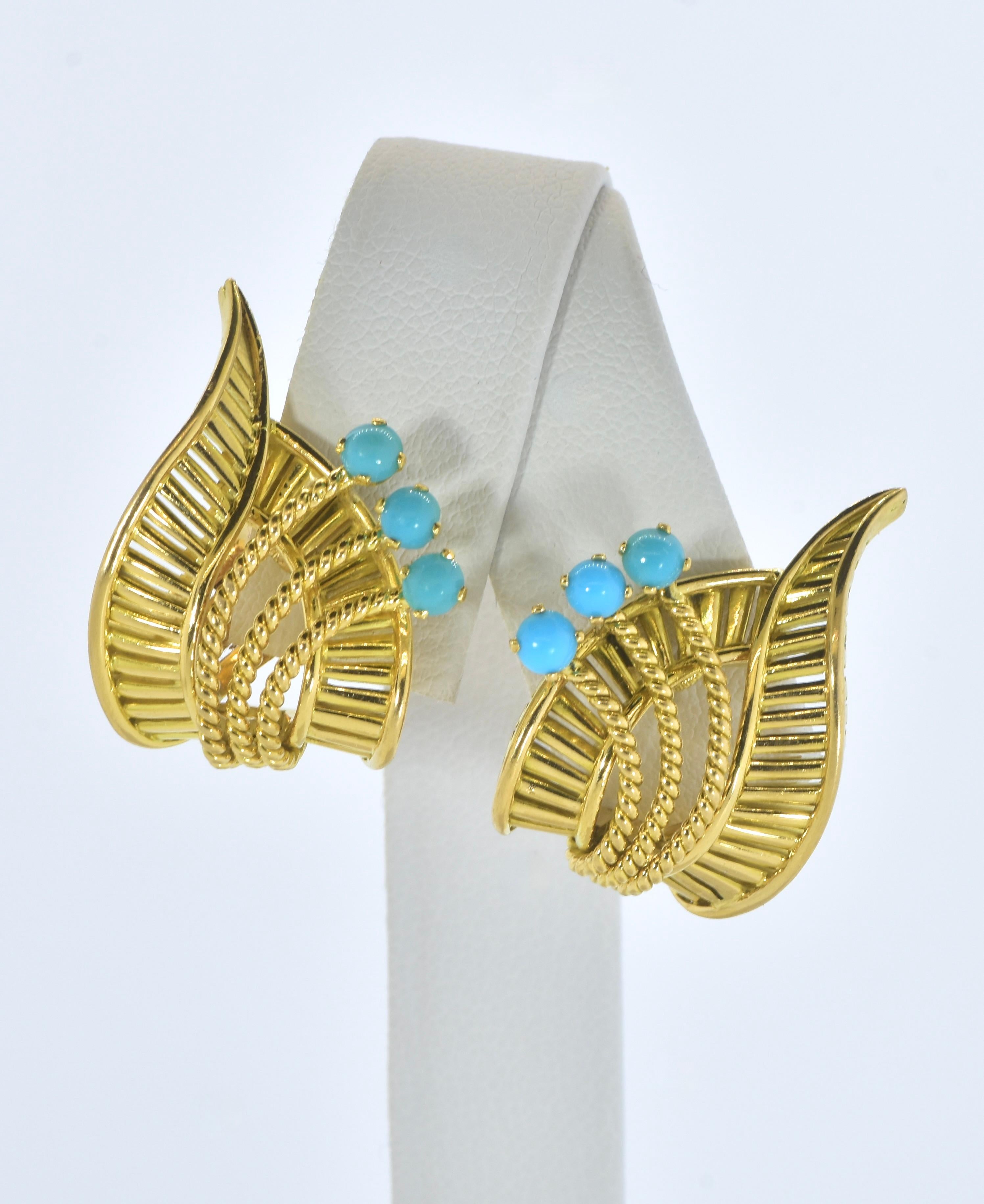 18K Yellow Gold Earrings with Fine Turquoise in a Leaf Motif, Vintage , c. 1950. In Excellent Condition For Sale In Aspen, CO