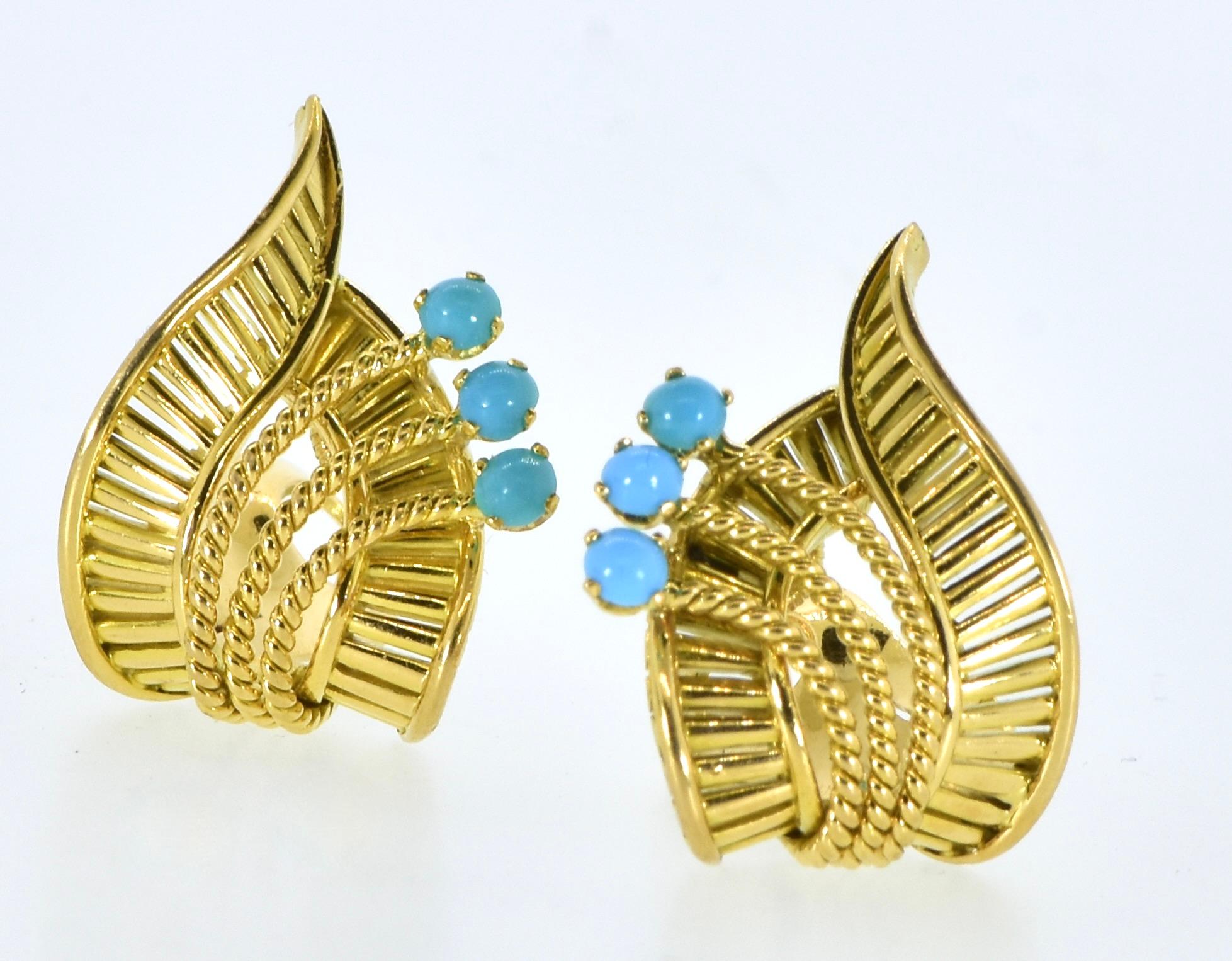 18K Yellow Gold Earrings with Fine Turquoise in a Leaf Motif, Vintage , c. 1950. For Sale 1